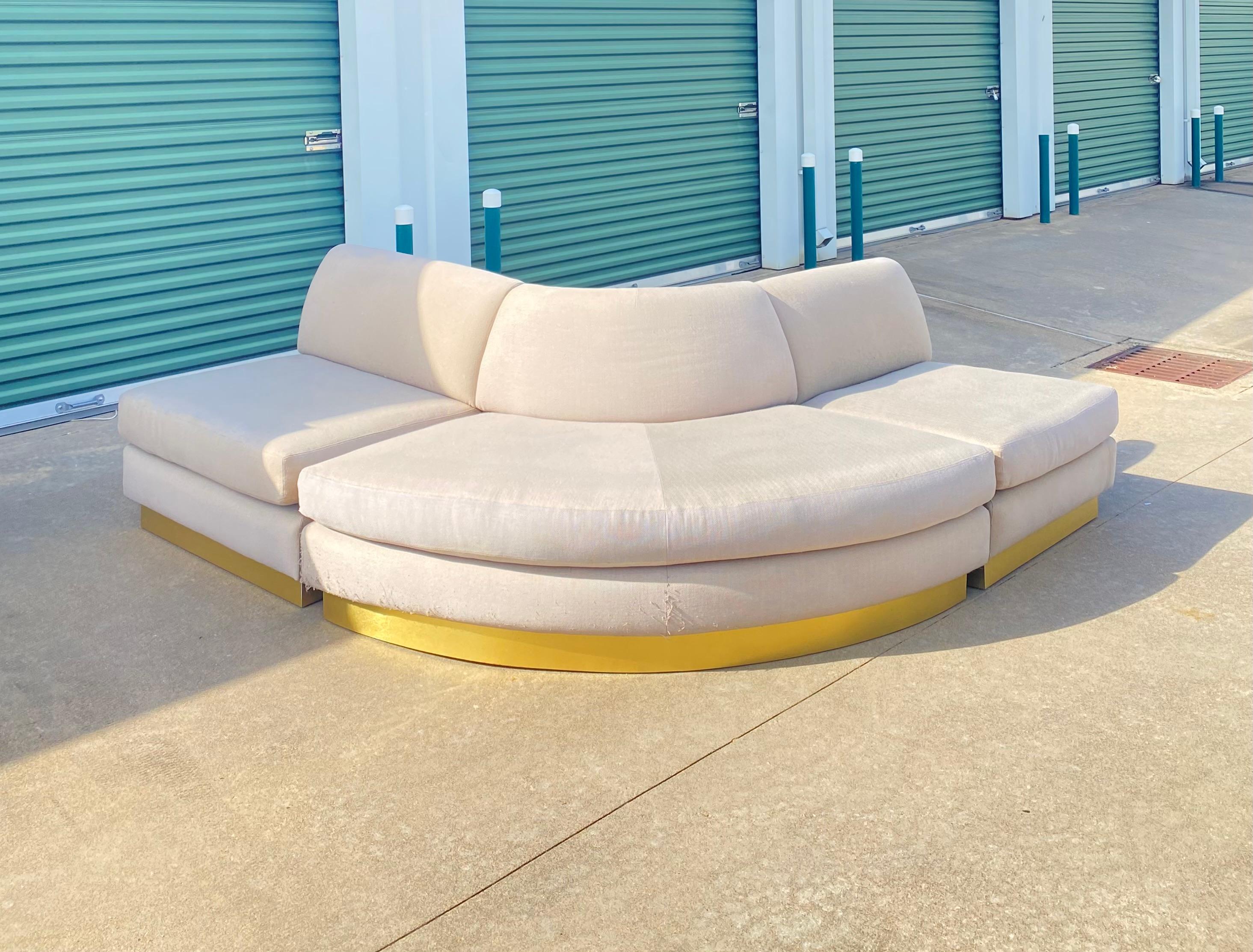 Ottone Divano monumentale componibile a pozzo con base a zoccolo in ottone in vendita