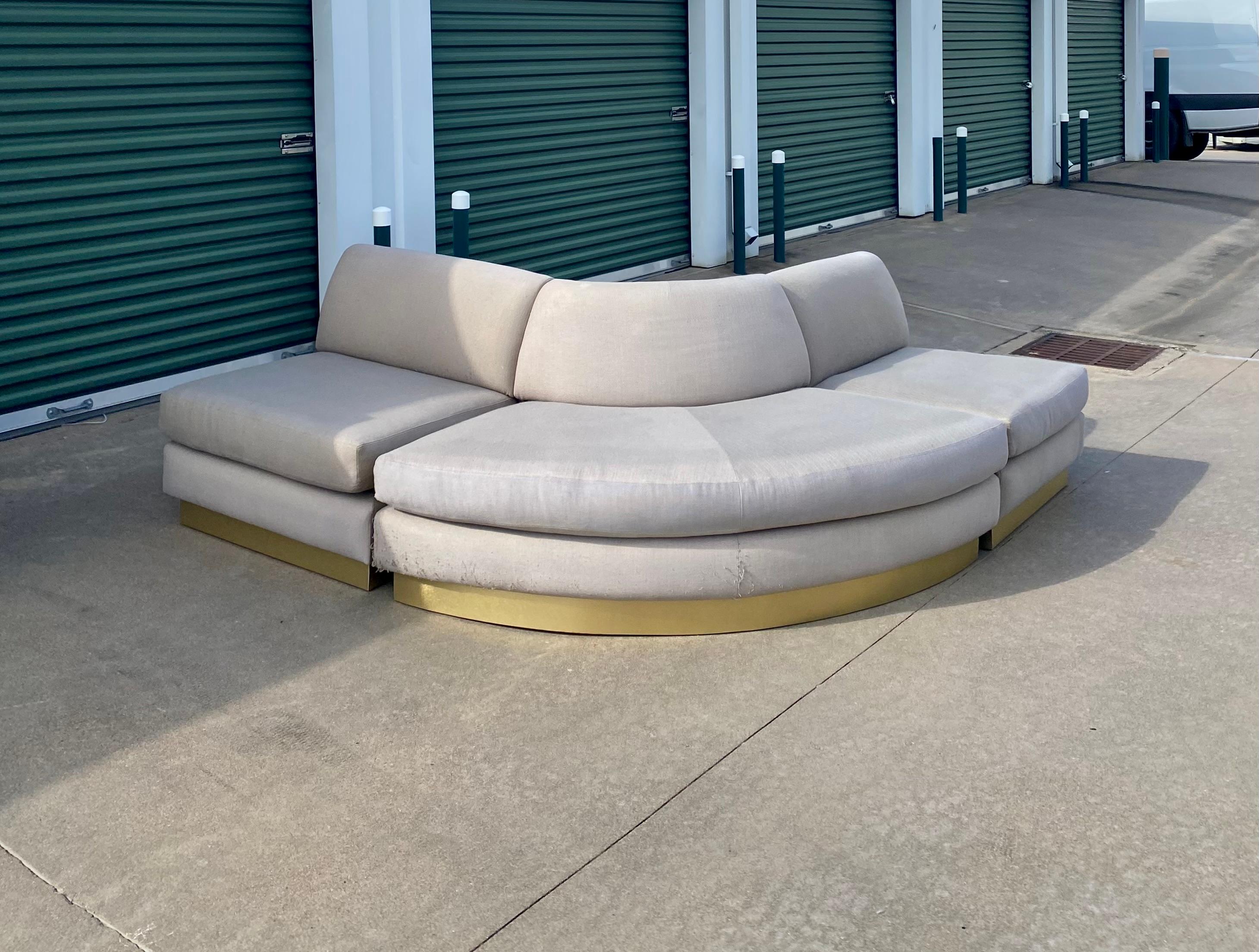 Divano monumentale componibile a pozzo con base a zoccolo in ottone in vendita 1