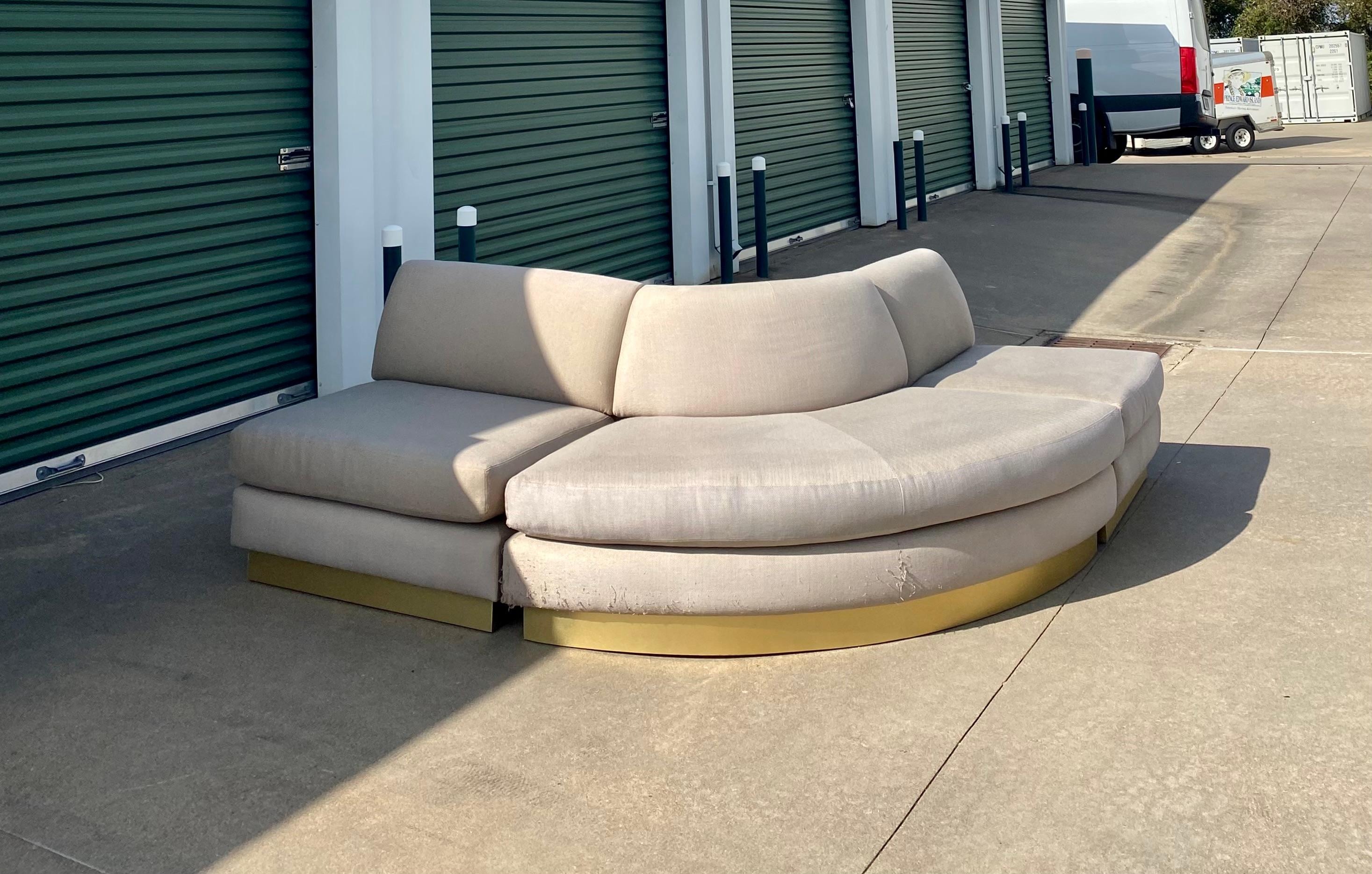 Divano monumentale componibile a pozzo con base a zoccolo in ottone in vendita 2