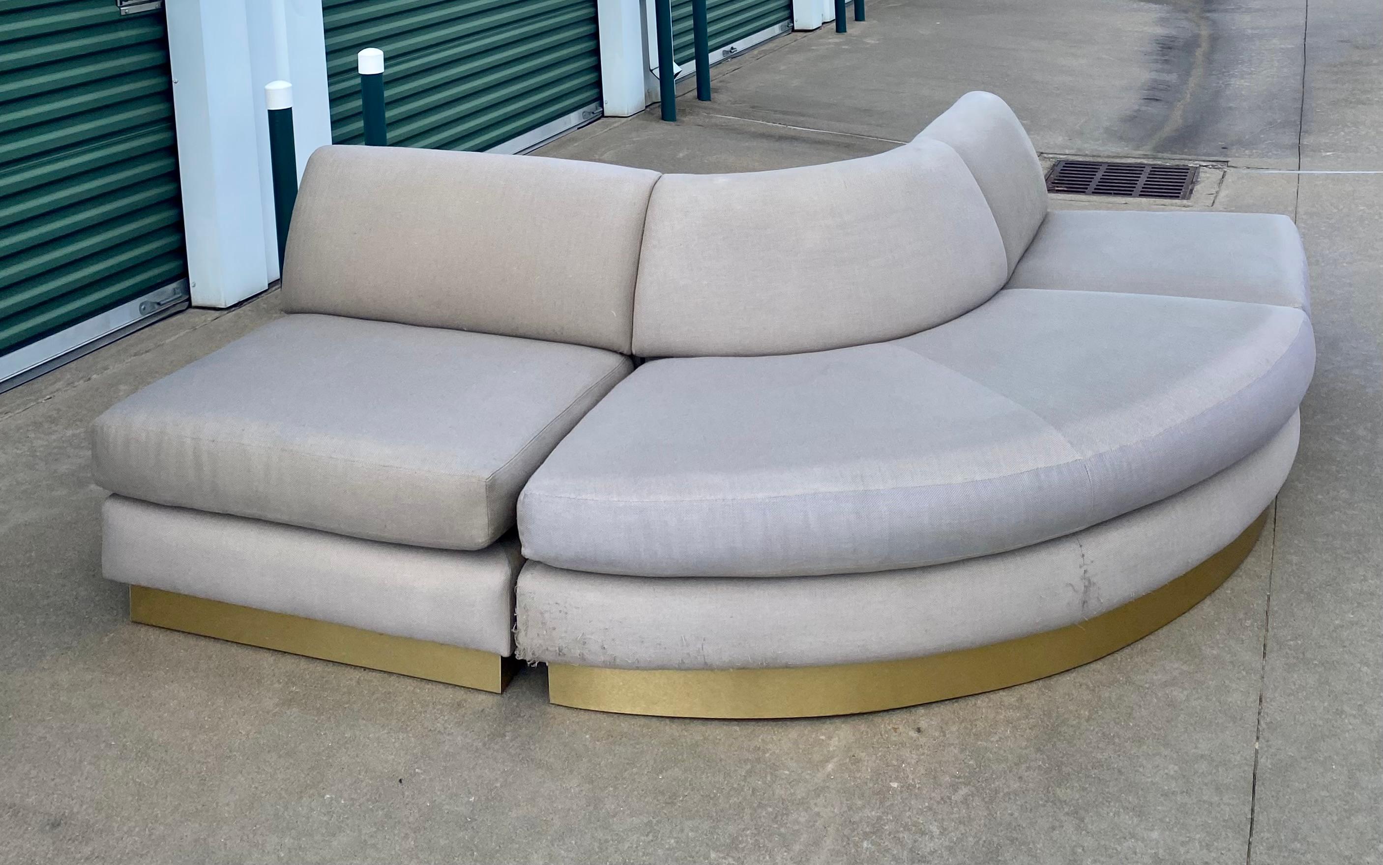 Divano monumentale componibile a pozzo con base a zoccolo in ottone in vendita 5