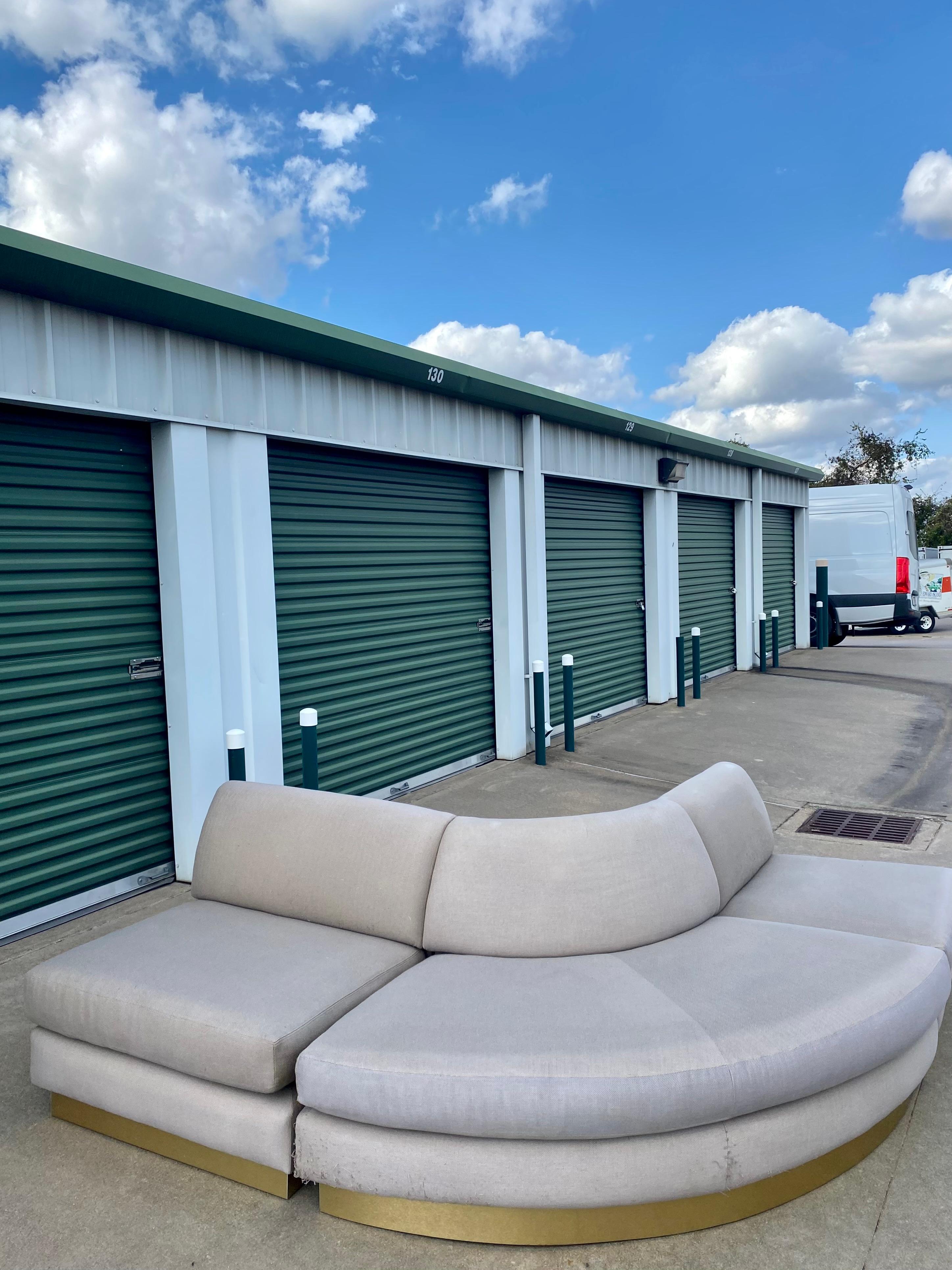 Divano monumentale componibile a pozzo con base a zoccolo in ottone in vendita 3