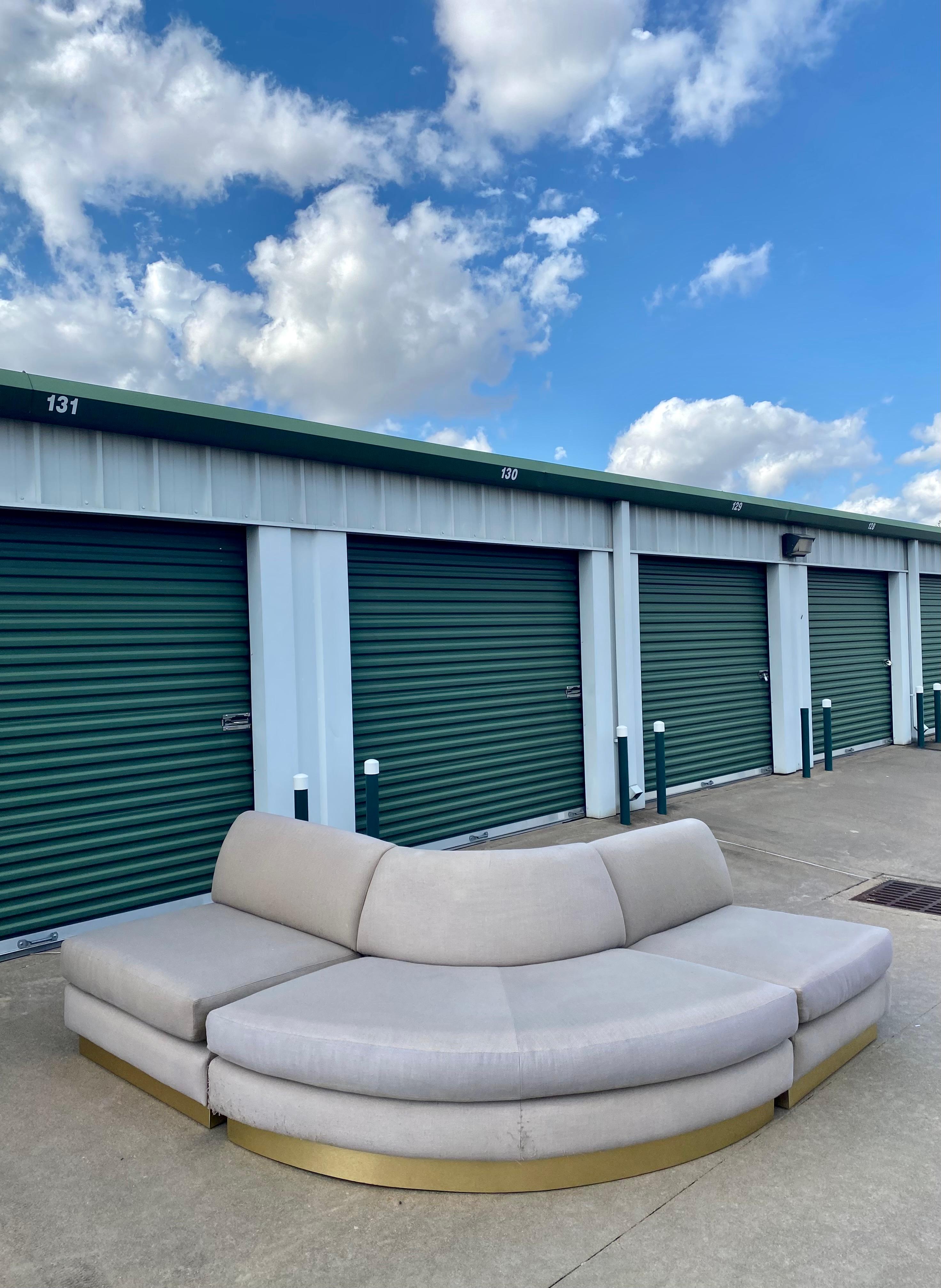 Americano Divano monumentale componibile a pozzo con base a zoccolo in ottone in vendita