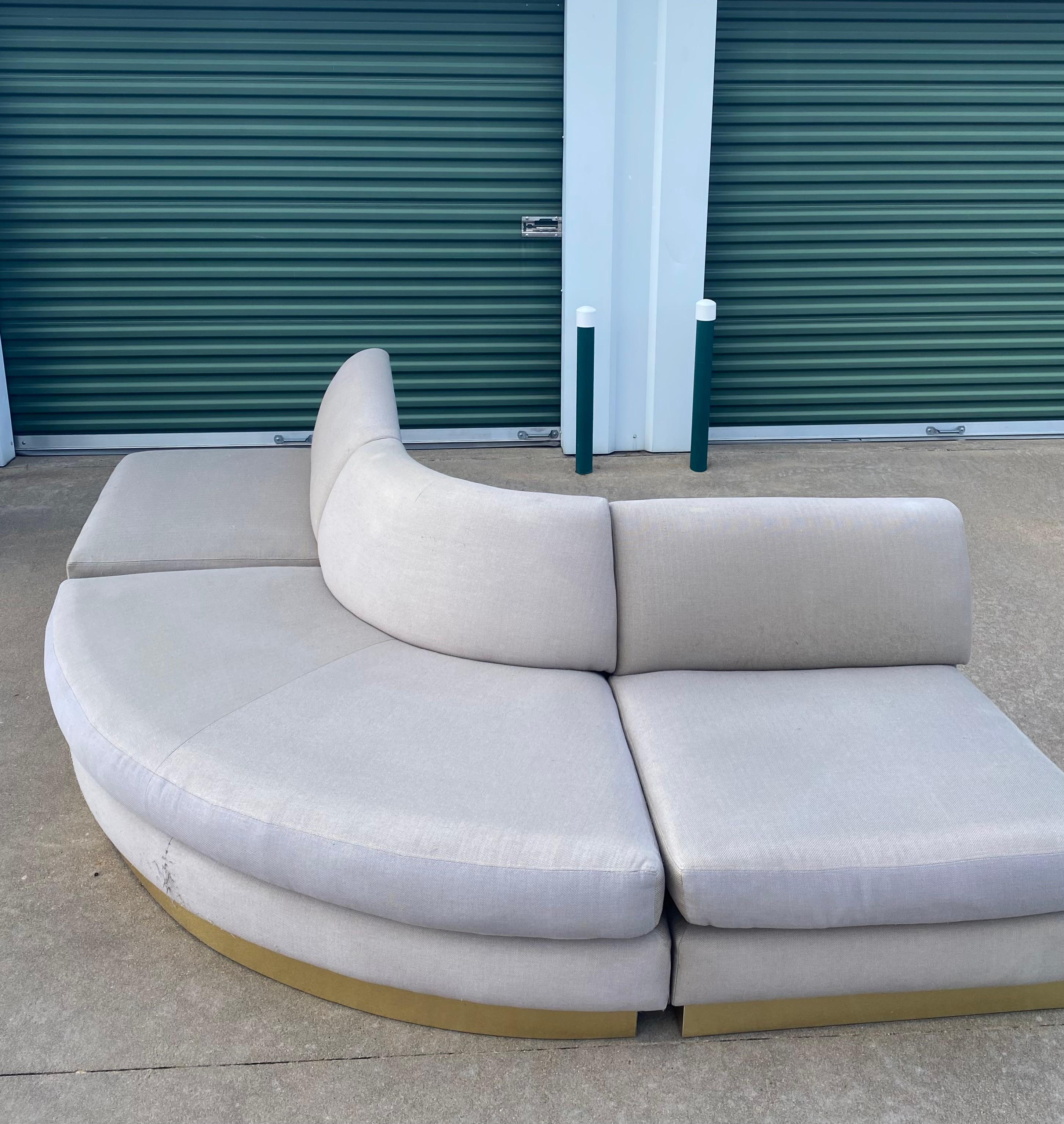 Divano monumentale componibile a pozzo con base a zoccolo in ottone in vendita 4