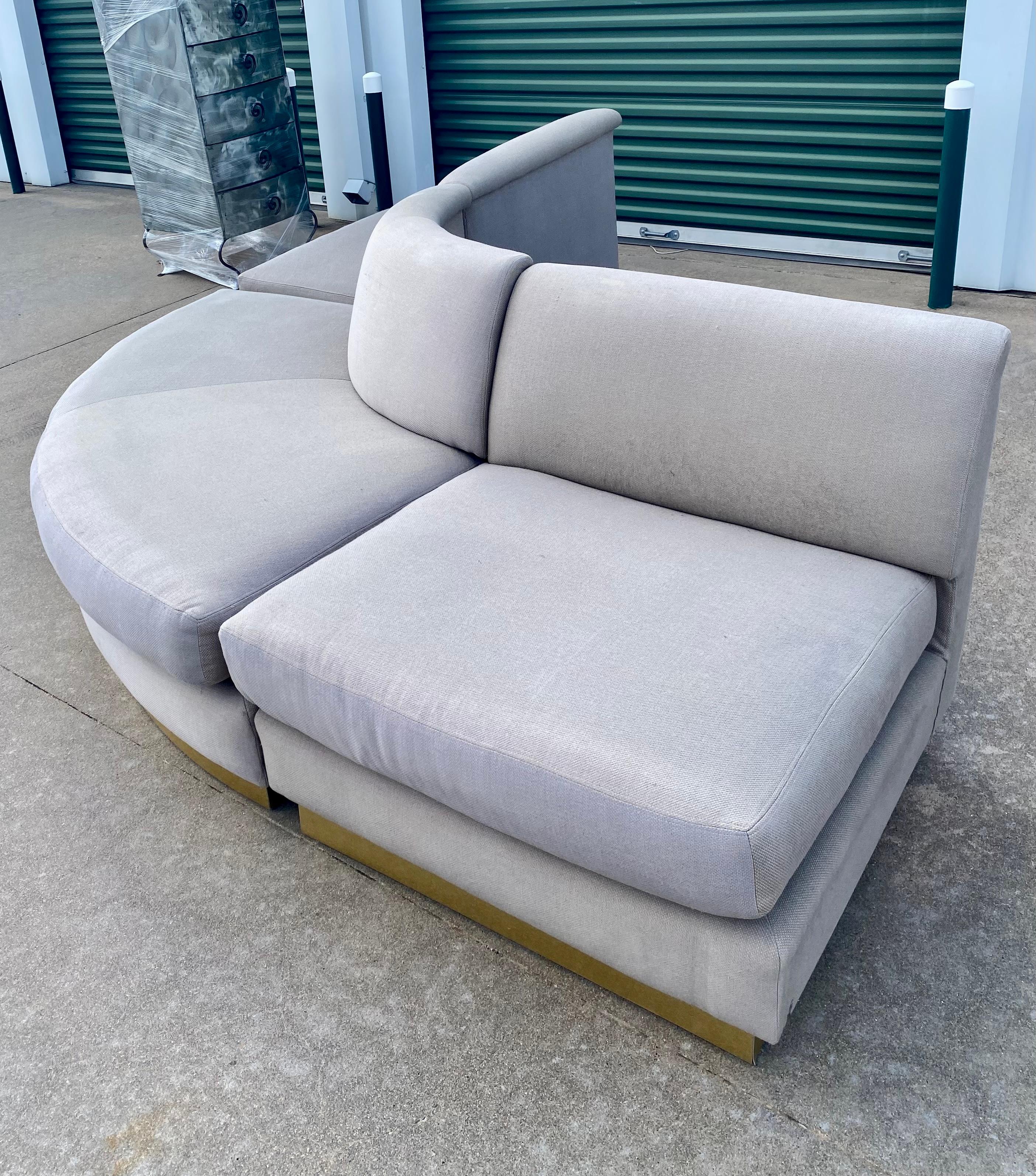 Divano monumentale componibile a pozzo con base a zoccolo in ottone in vendita 6