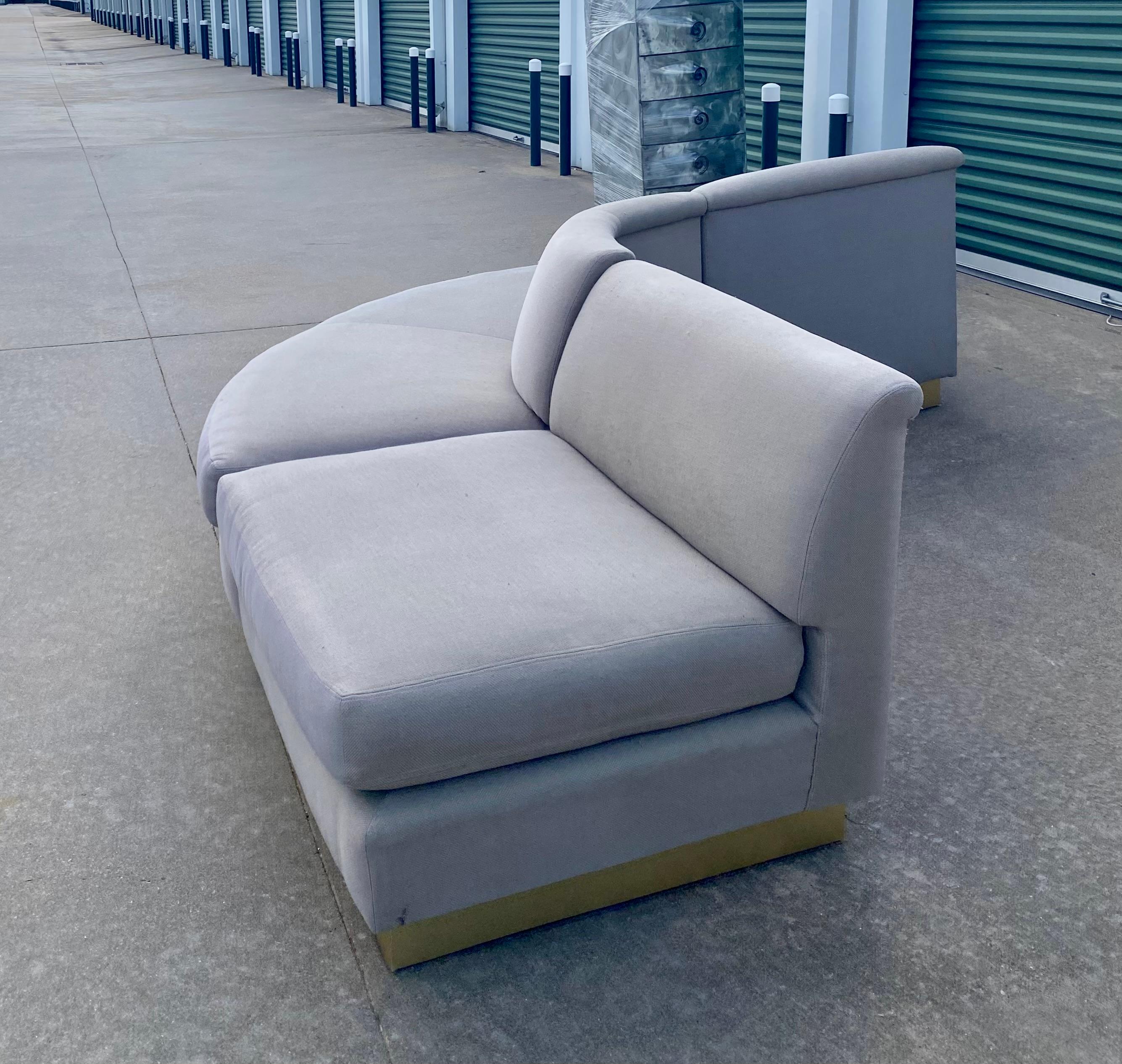 Divano monumentale componibile a pozzo con base a zoccolo in ottone in vendita 8