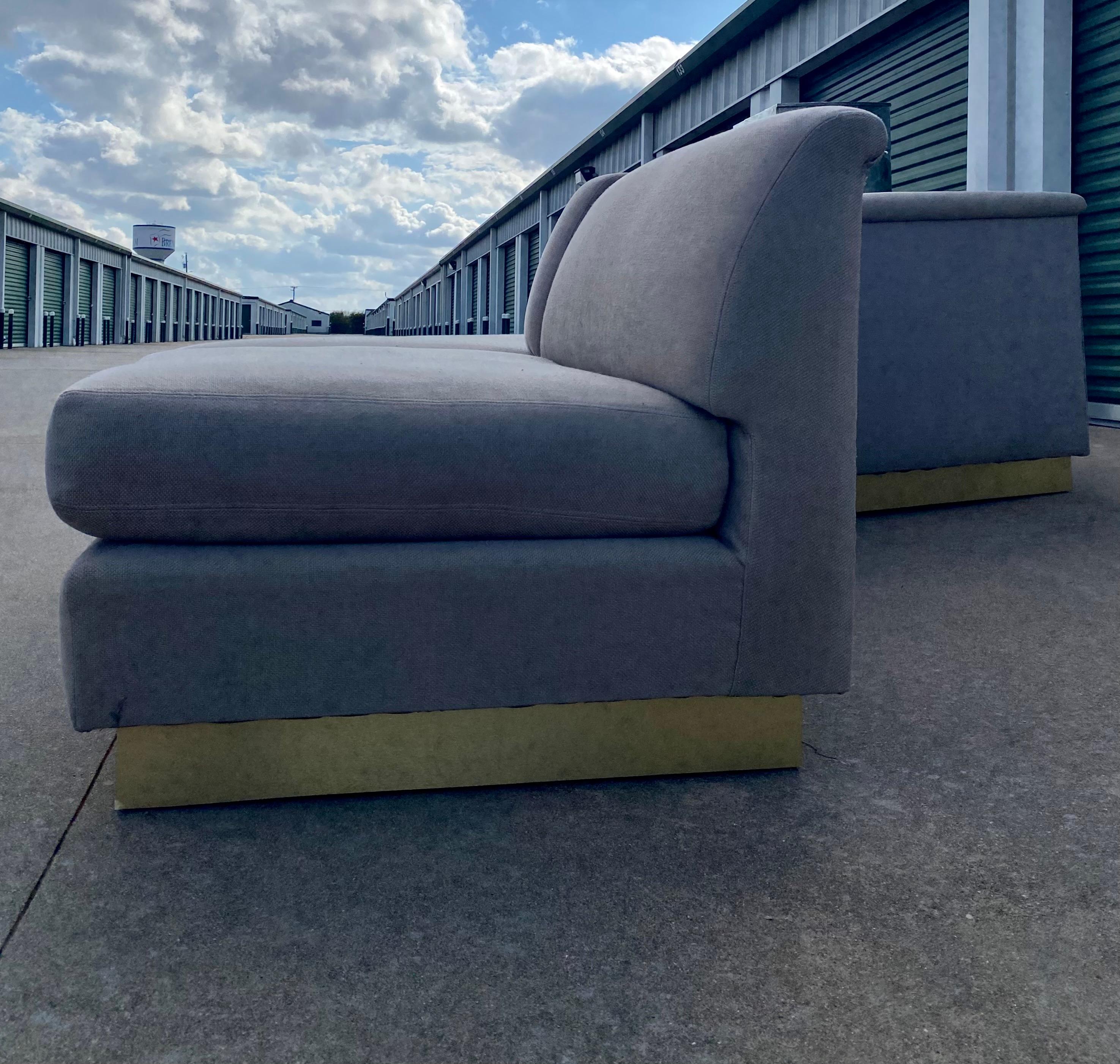 Divano monumentale componibile a pozzo con base a zoccolo in ottone in vendita 9