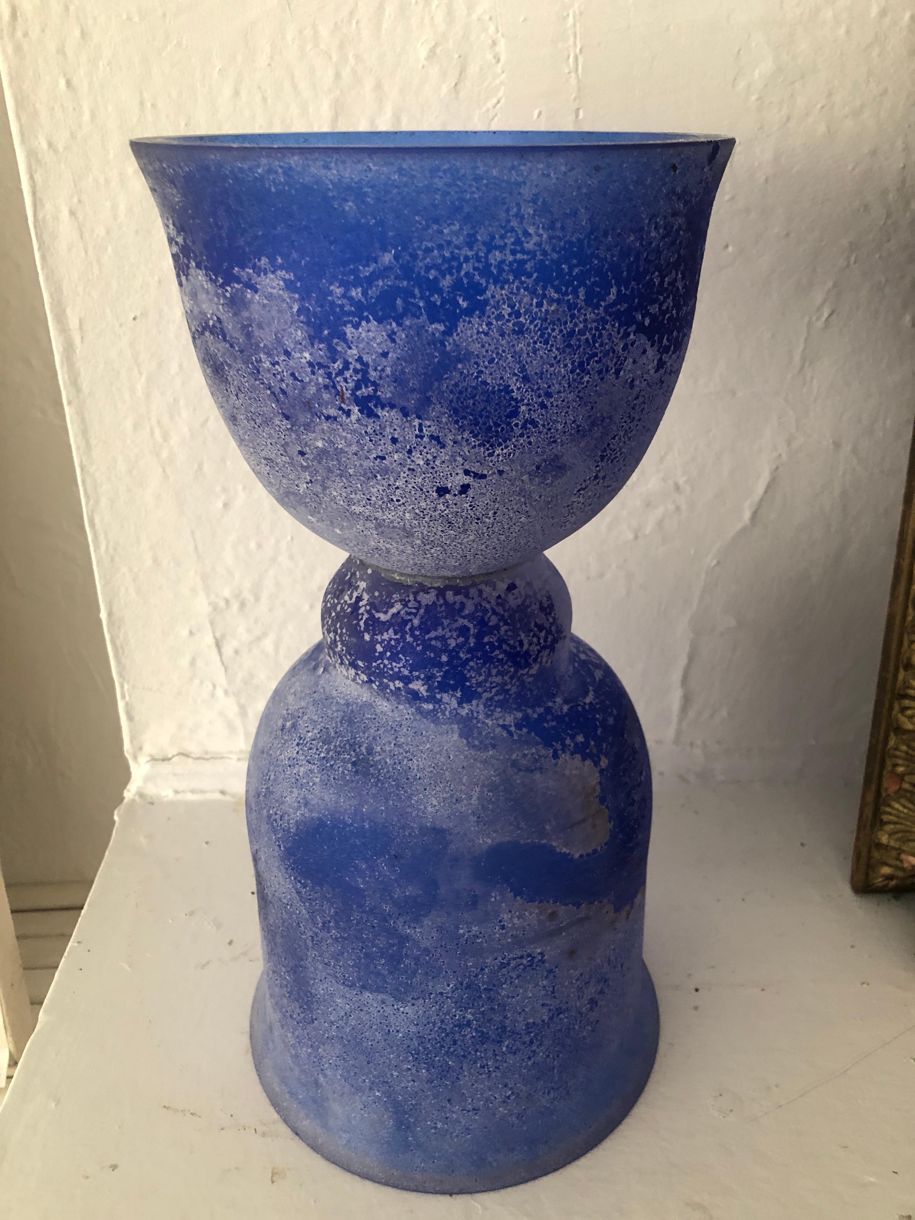 Vaso monumentale in vetro Seguso Cobalto Corroso Scavo Corroso, anni '80 ca. in vendita 3