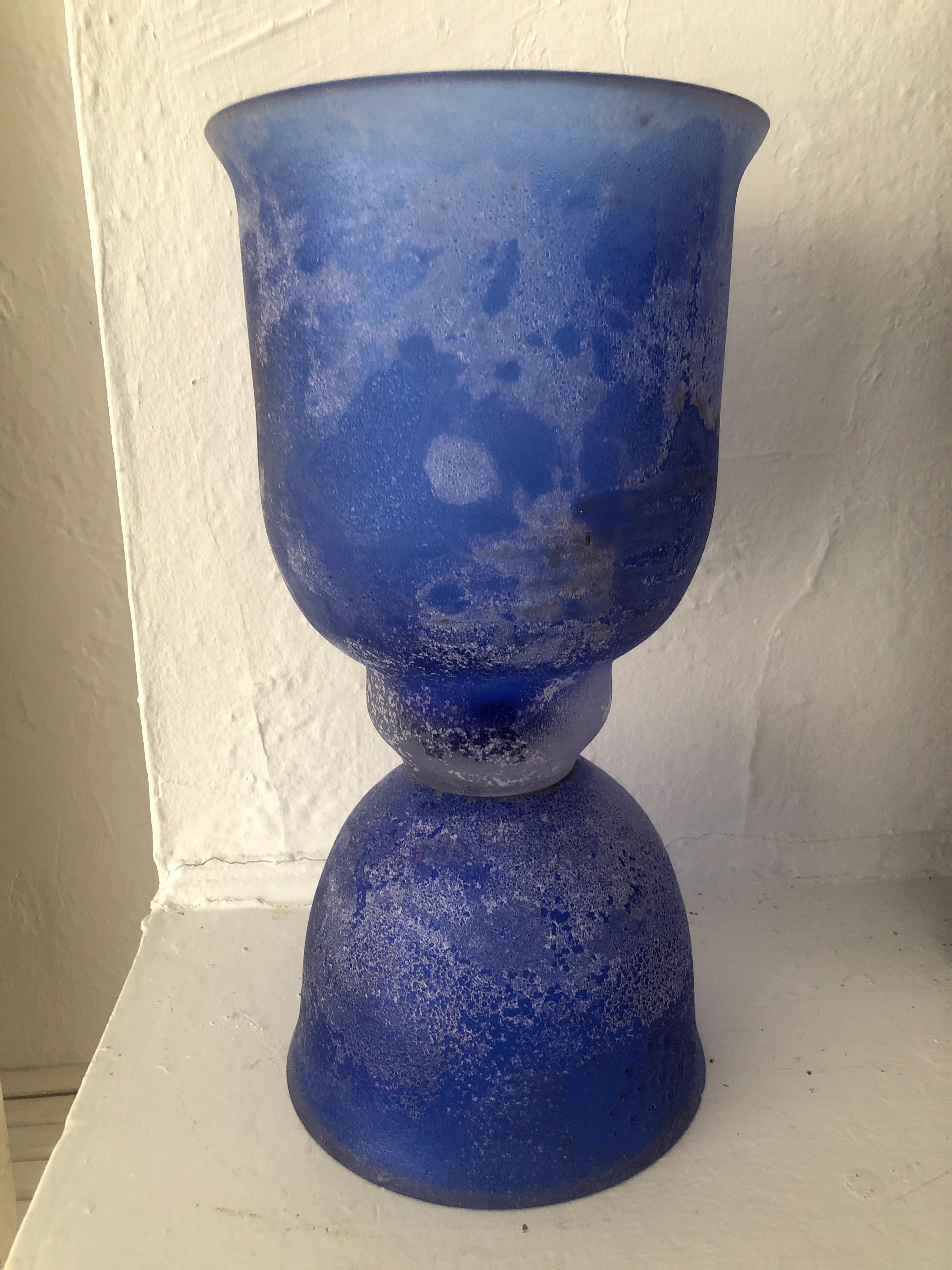 Postmoderno Vaso monumentale in vetro Seguso Cobalto Corroso Scavo Corroso, anni '80 ca. in vendita