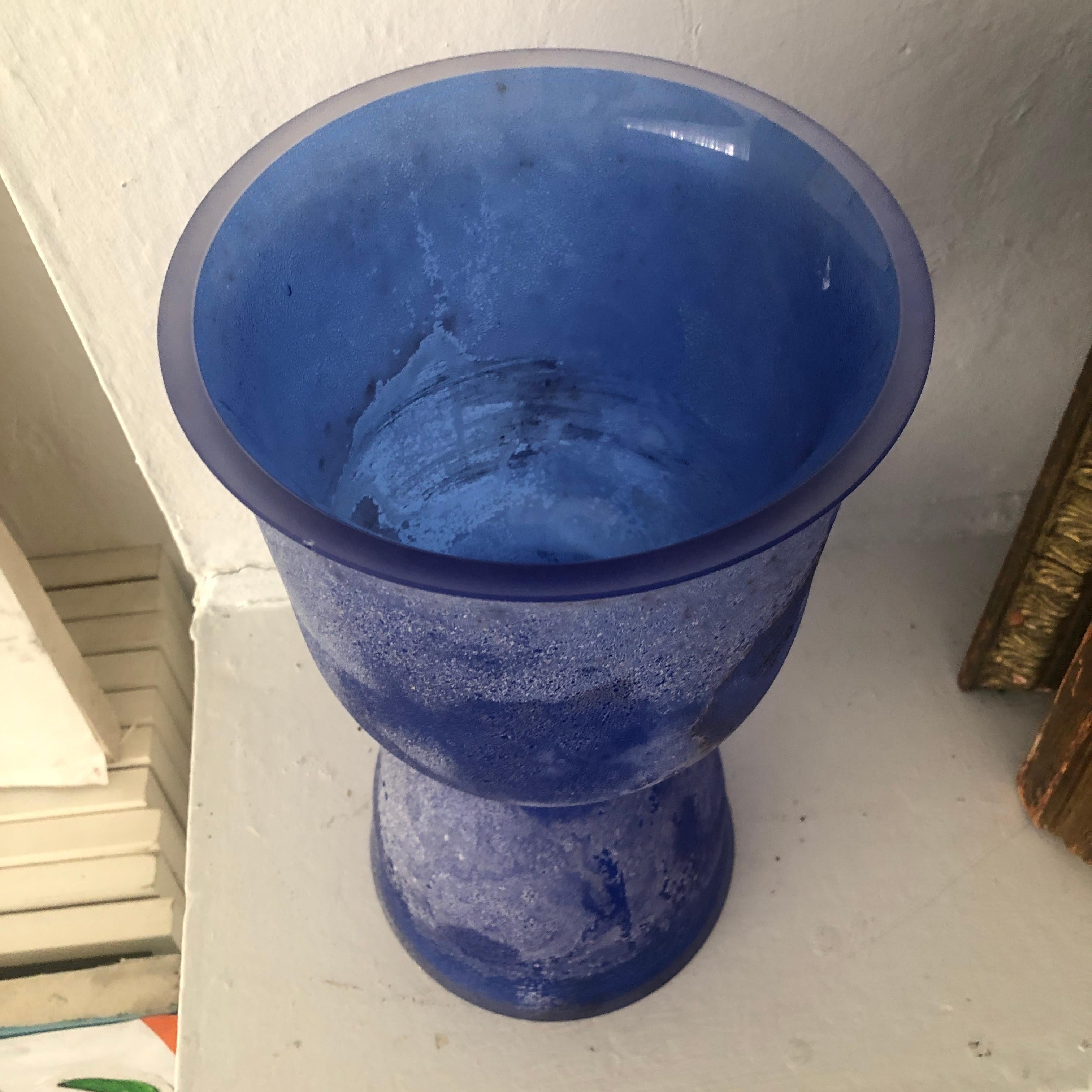 Vaso monumentale in vetro Seguso Cobalto Corroso Scavo Corroso, anni '80 ca. in vendita 1