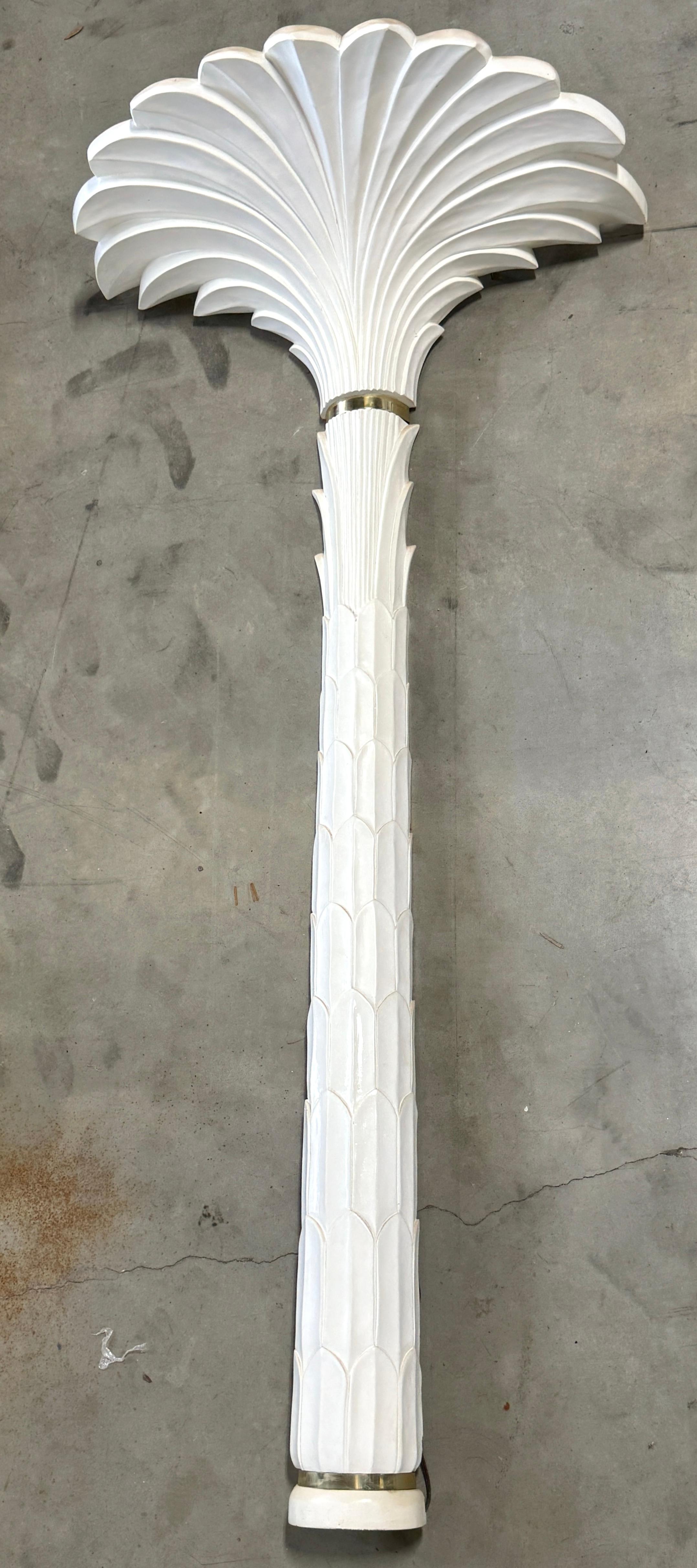 Monumentale Serge Roche Stil Palmette Säule Wandleuchte / Skulptur, USA, CIRCA 1970er 

Diese monumentale Wandleuchte mit Palmettensäule im Stil von Serge Roche ist ein außergewöhnliches Statement, das die Opulenz des Hollywood Regency mit den