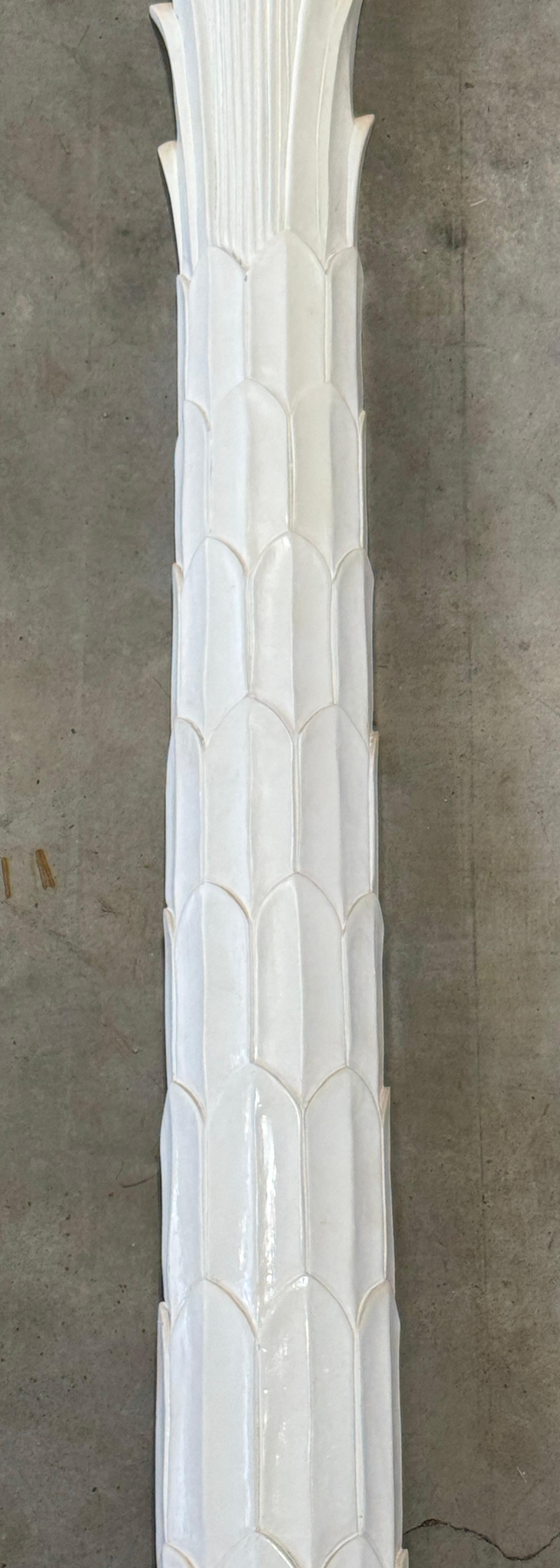 Monumentale Wandleuchte/Skulptur im Serge Roche-Stil, Palmette-Säule, Wandmontiert (Holz) im Angebot