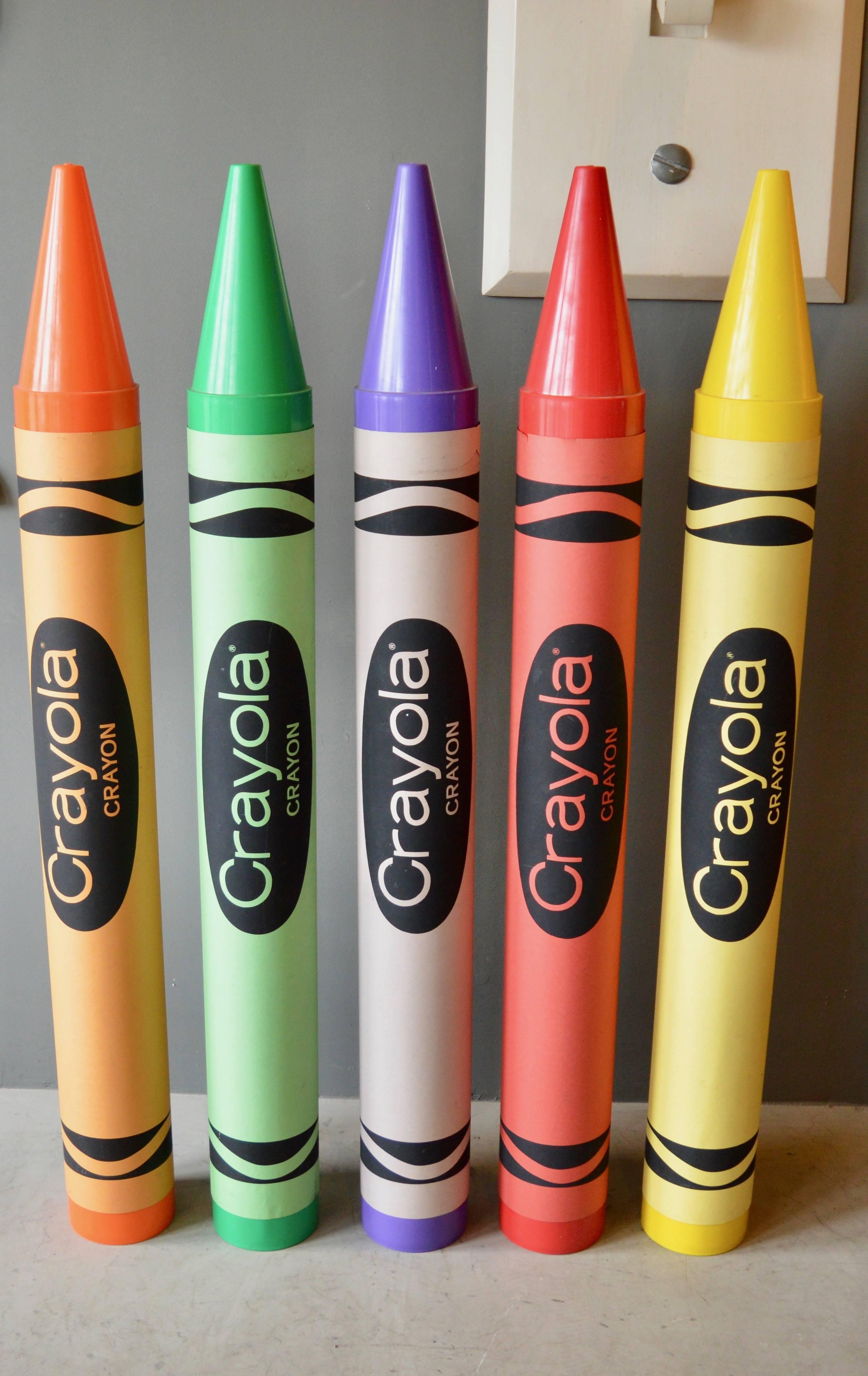 Très rare ensemble de crayons de couleur monumentaux de Crayola. Chaque crayon mesure un peu moins d'un mètre cinquante de haut ! Rouge, orange, jaune, vert et violet. Cadre en plastique lourd avec étiquette en papier épais. Réalisé par Think Bigli.