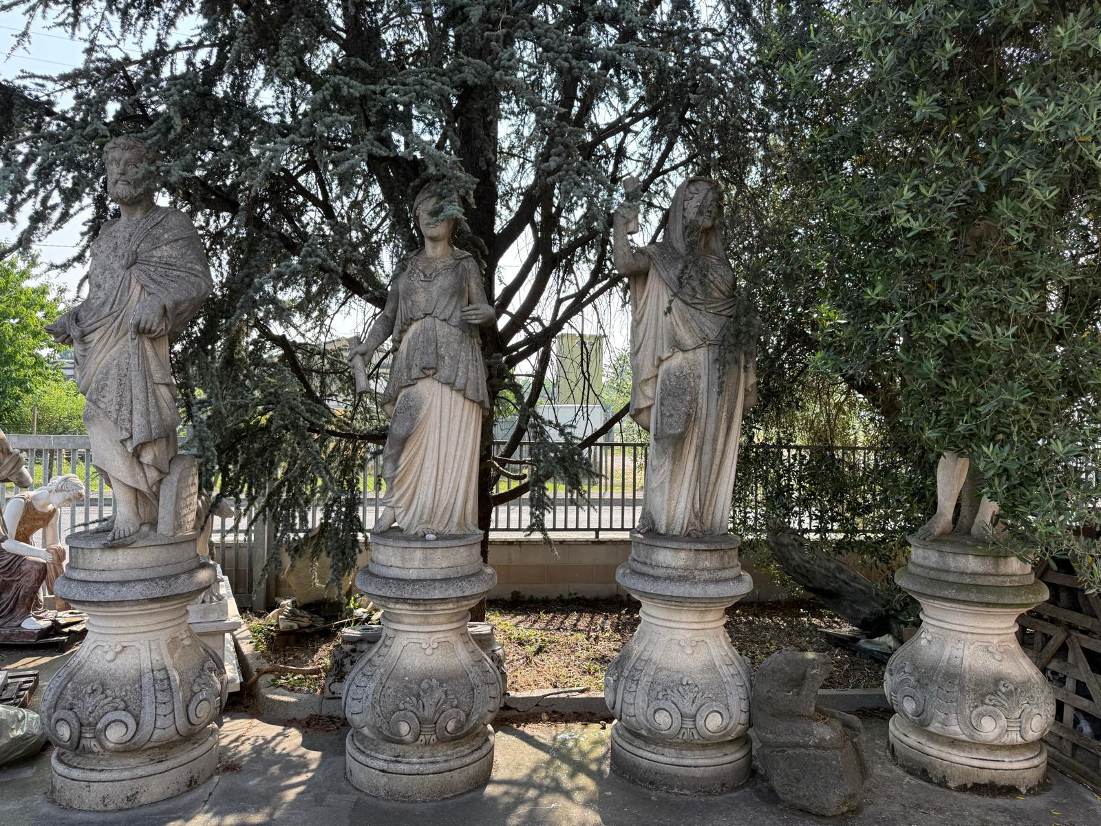 Exceptionnel et monumental ensemble de quatre statues représentant les quatre saisons, sculptées à la main dans la pierre traditionnelle de Vicence, en Italie, au cours de la première moitié du XXe siècle. Chaque figure se trouve sur un piédestal