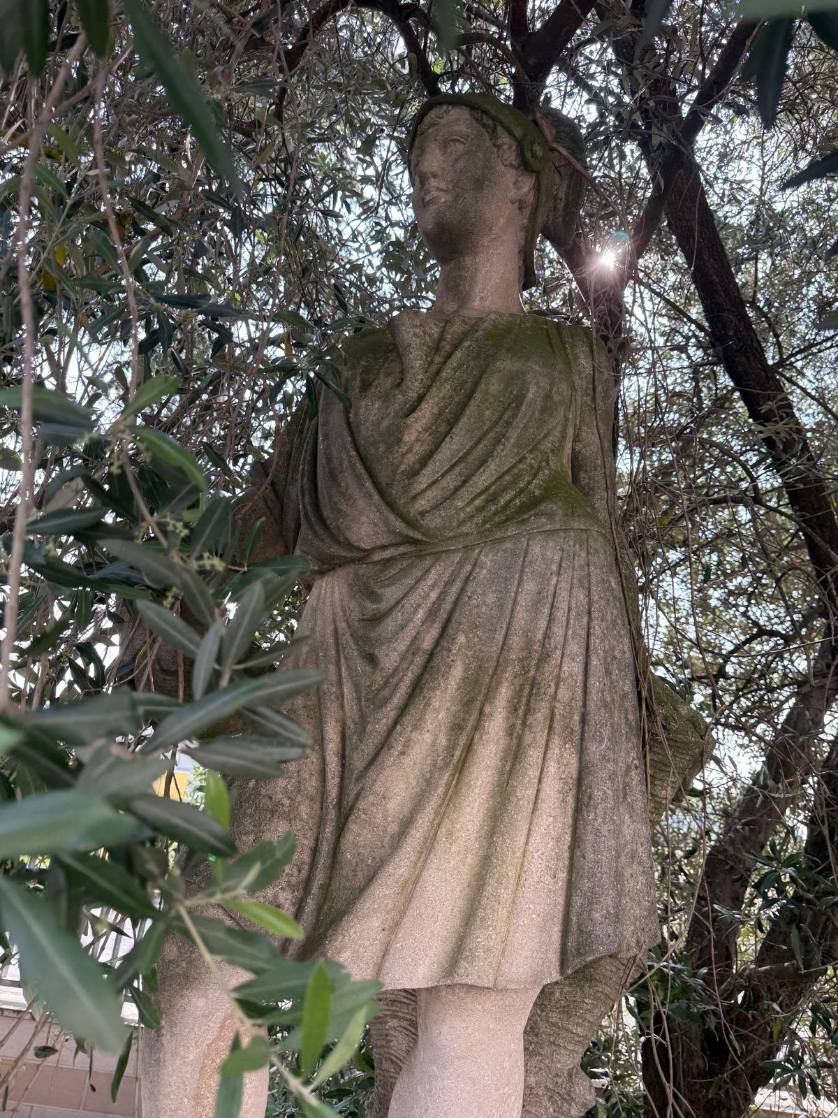 Ensemble monumental de quatre statues en pierre de Vicence sculptées à la main représentant les quatre S Bon état - En vente à Madrid, ES