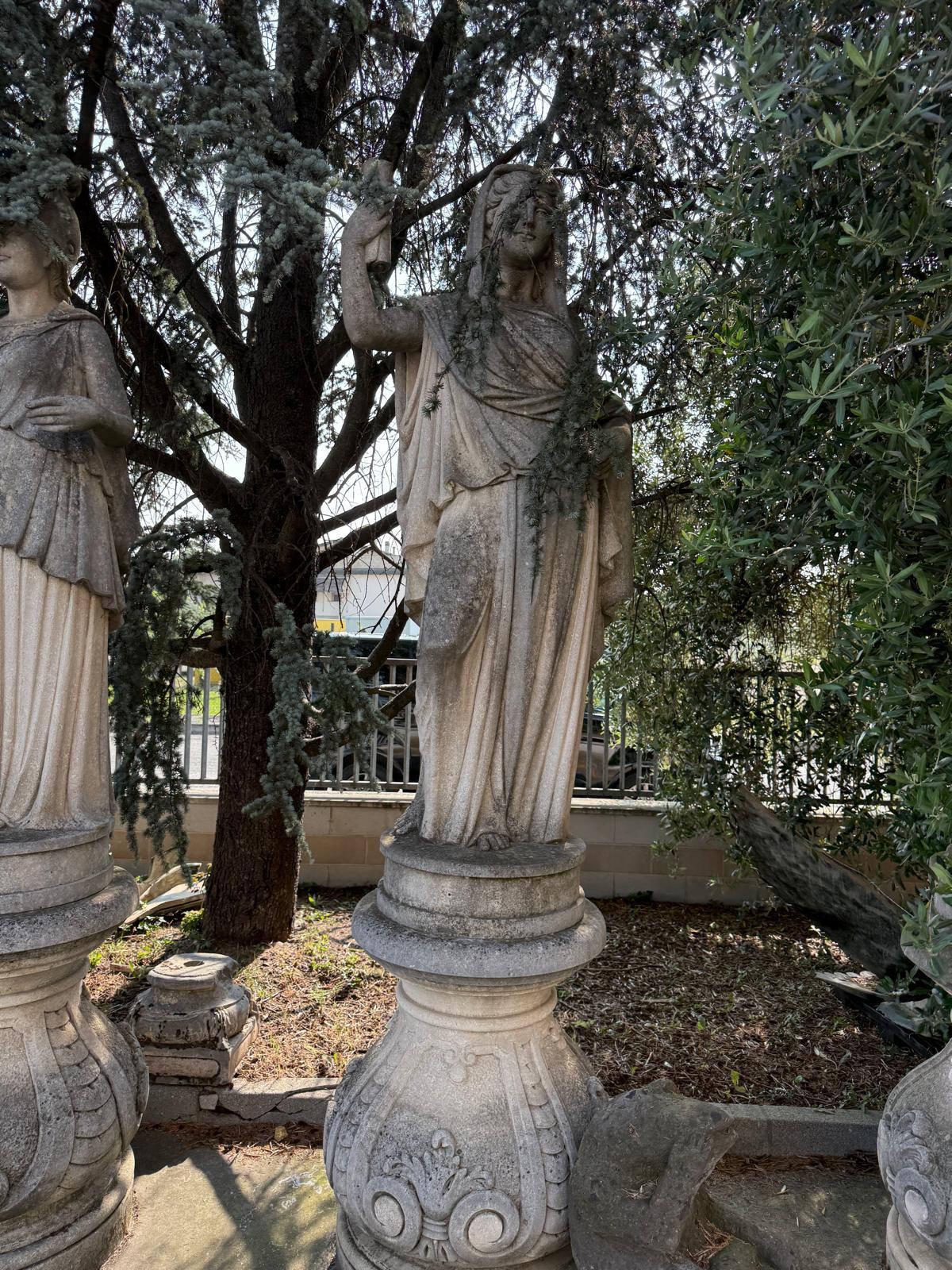 Pierre Ensemble monumental de quatre statues en pierre de Vicence sculptées à la main représentant les quatre S en vente