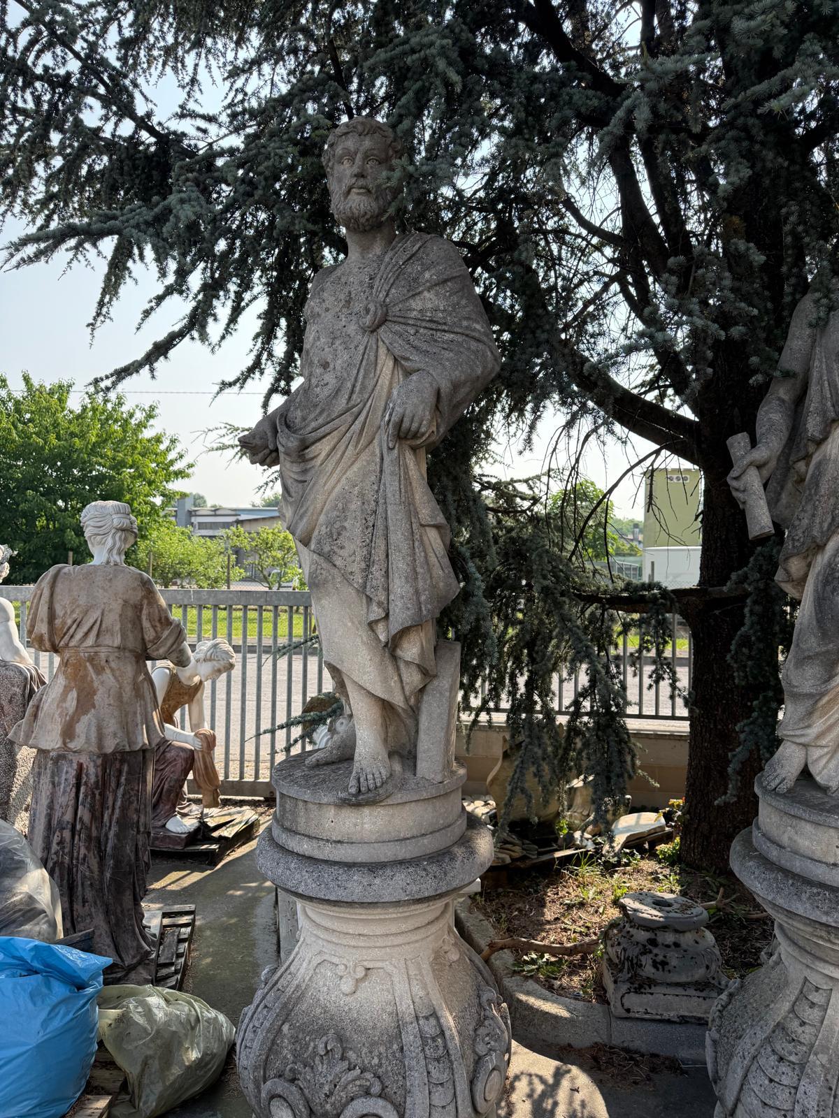 Ensemble monumental de quatre statues en pierre de Vicence sculptées à la main représentant les quatre S en vente 2