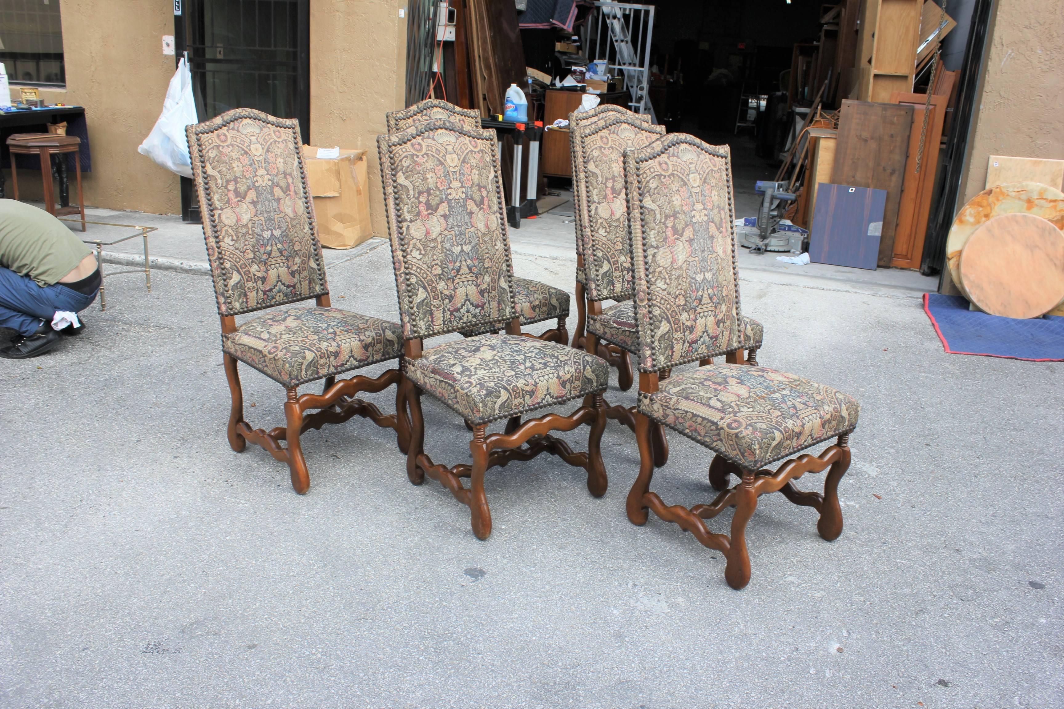 Fine set of six Louis XIII style Os de Mouton dining chairs with chapeau de gendarme backs, circa 1900th century. Vintage fabric upholstery with nailheads, solid walnut chair frames are in excellent condition. From South France Bordeaux. ( fabric