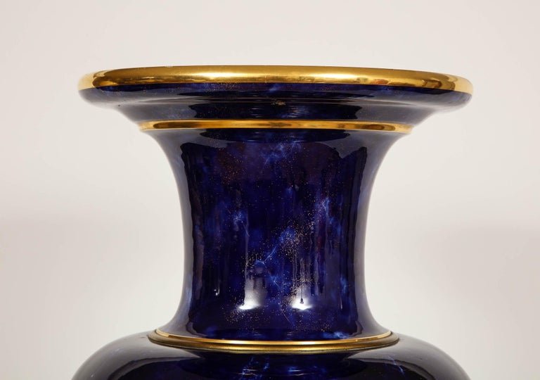 Vase monumental en porcelaine de Sèvres en lapis bleu En vente sur 1stDibs  | vase de sèvres bleu prix, porcelaine de sèvres prix, vase bleu de sevres