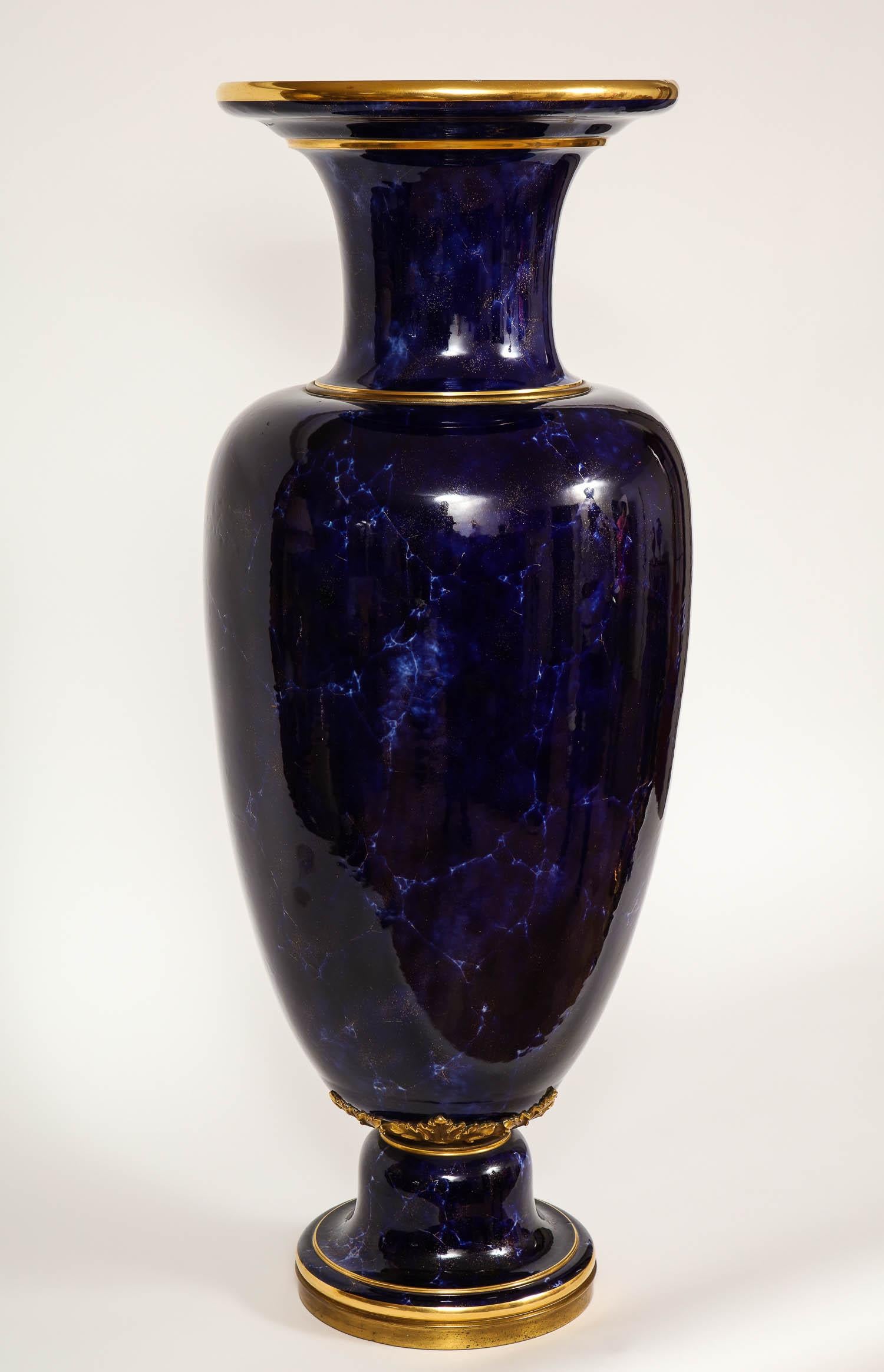 Monumentale Sèvres Vase aus blauem Lapis-Porzellan (Vergoldet) im Angebot