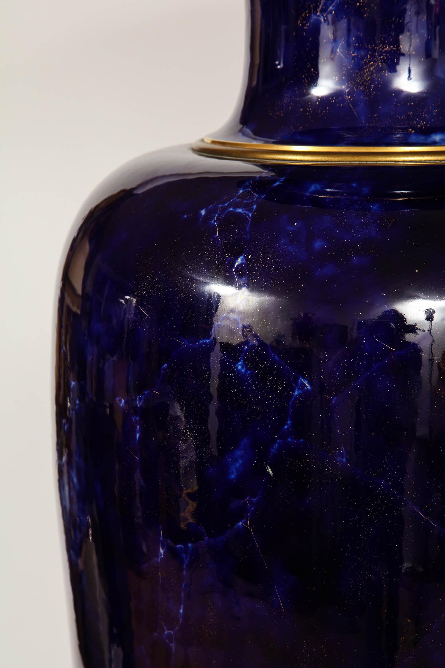 Doré Vase monumental en porcelaine de Sèvres en lapis bleu en vente