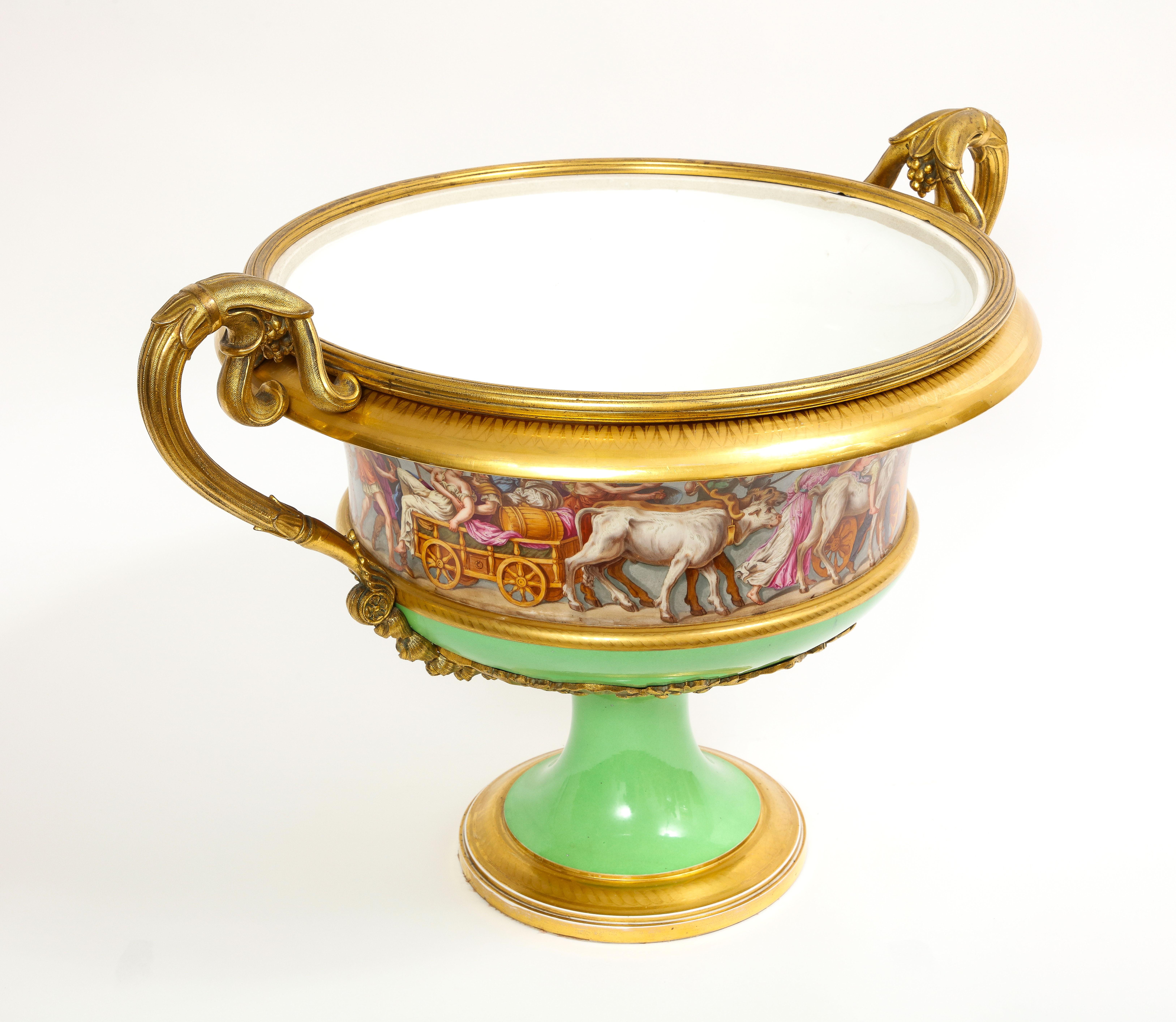 Centre de table Campana Form Monumental en porcelaine de Sèvres montée sur bronze doré à 2 poignées en vente 4