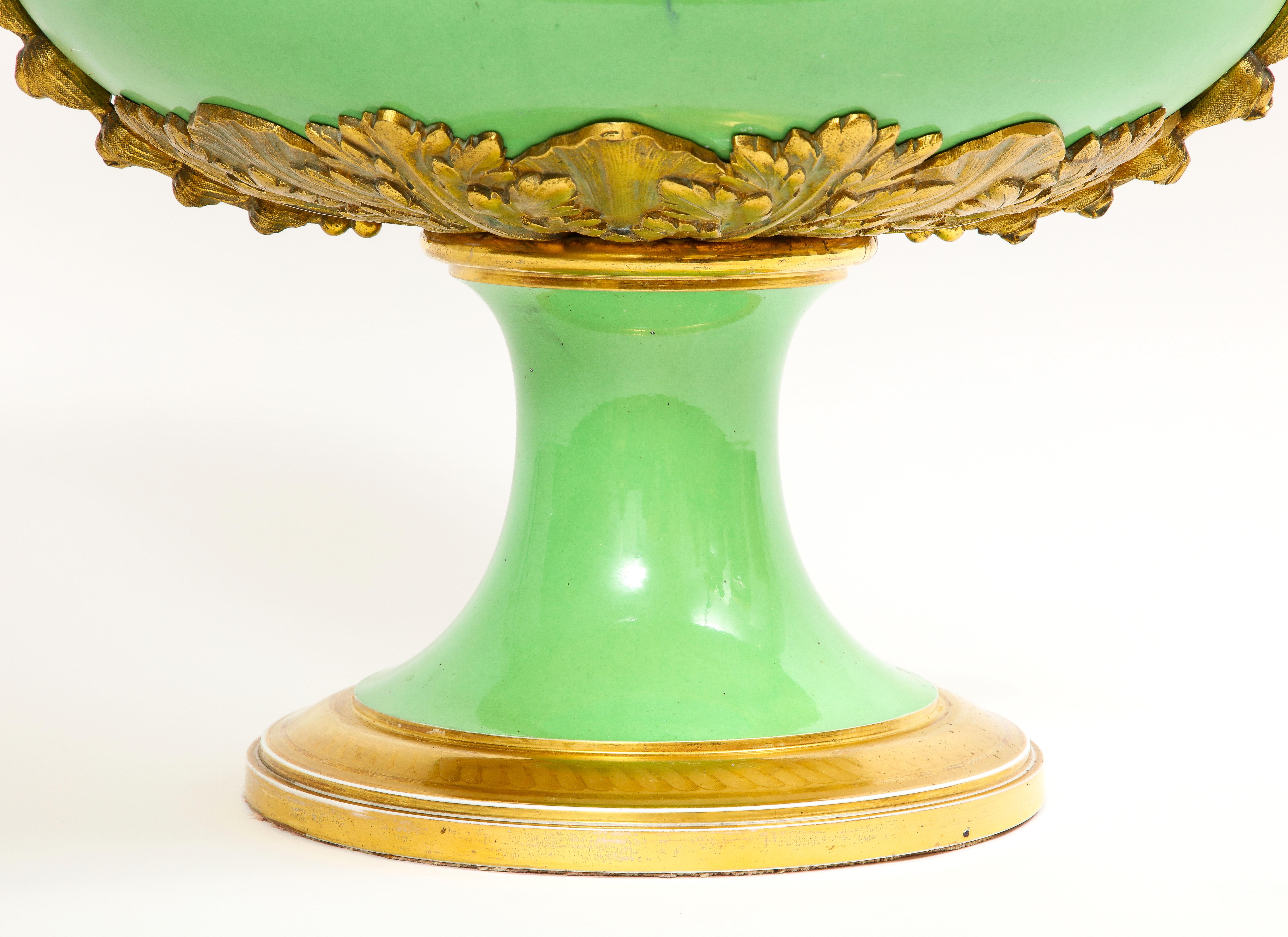 Centre de table Campana Form Monumental en porcelaine de Sèvres montée sur bronze doré à 2 poignées en vente 6
