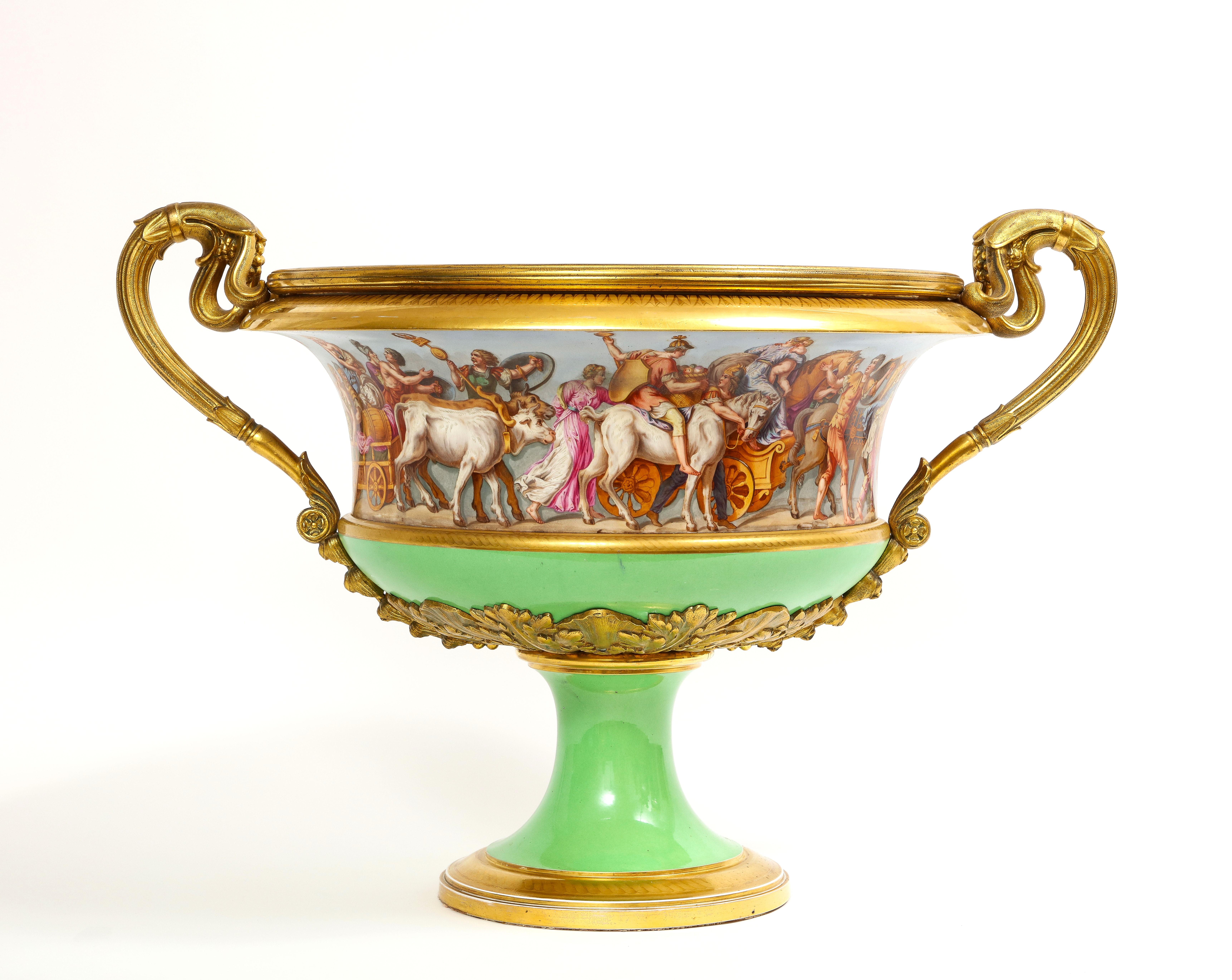 Important et monumental centre de table/vase de forme campana à deux anses en porcelaine de Sèvres du XIXe siècle, monté en bronze doré. Il s'agit d'un véritable chef-d'œuvre de Sèvres. Les vases Sèvres de cette taille avec des poignées en bronze