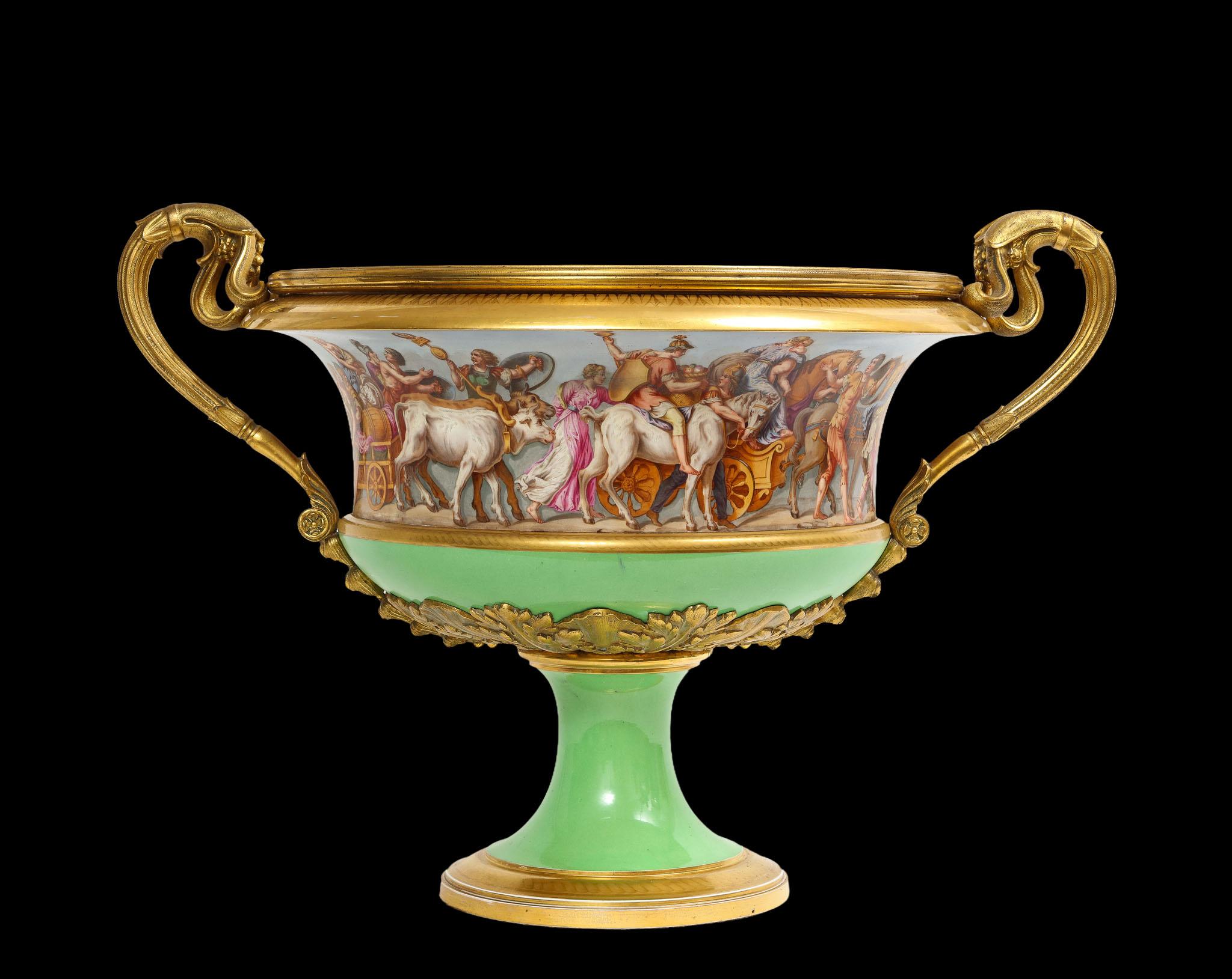 Monumental e importante jarrón/centro de mesa de dos asas en forma de campana de porcelana francesa de Sevres del siglo XIX, montado en ormolina. Se trata de una auténtica obra maestra de Sevres. Los jarrones Sevres de este tamaño con asas montadas