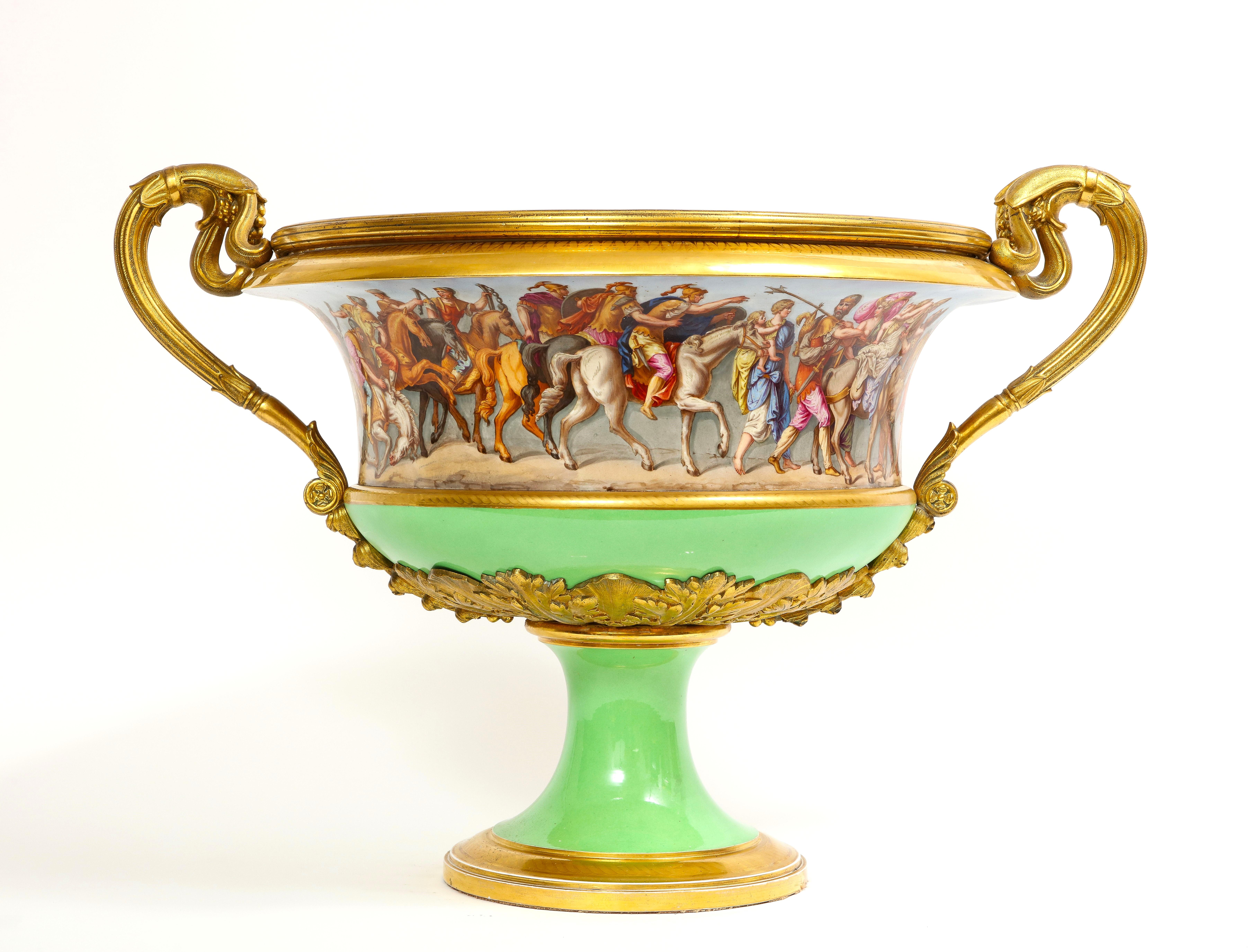 Louis XVI Centre de table Campana Form Monumental en porcelaine de Sèvres montée sur bronze doré à 2 poignées en vente