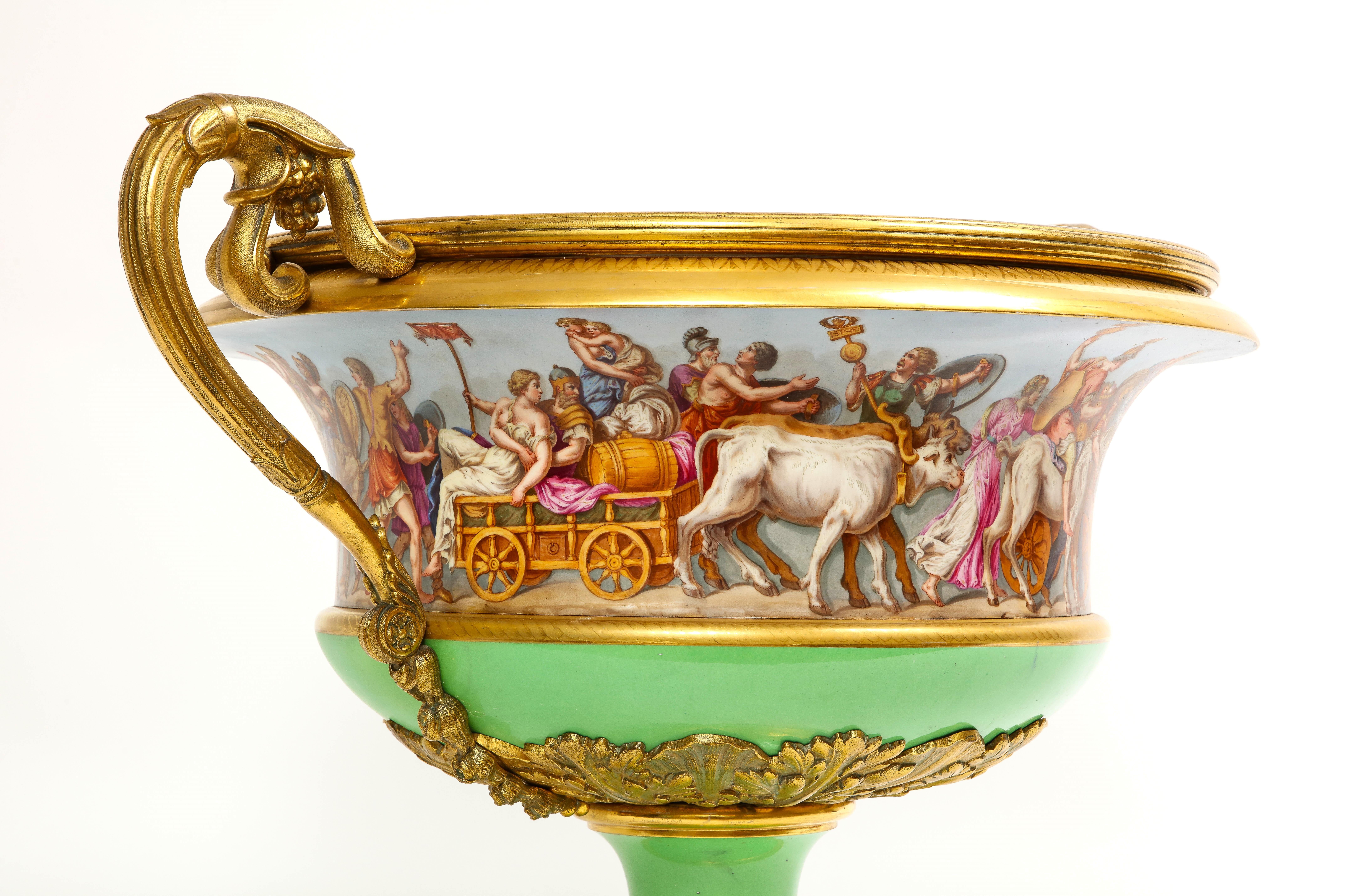 Milieu du XIXe siècle Centre de table Campana Form Monumental en porcelaine de Sèvres montée sur bronze doré à 2 poignées en vente