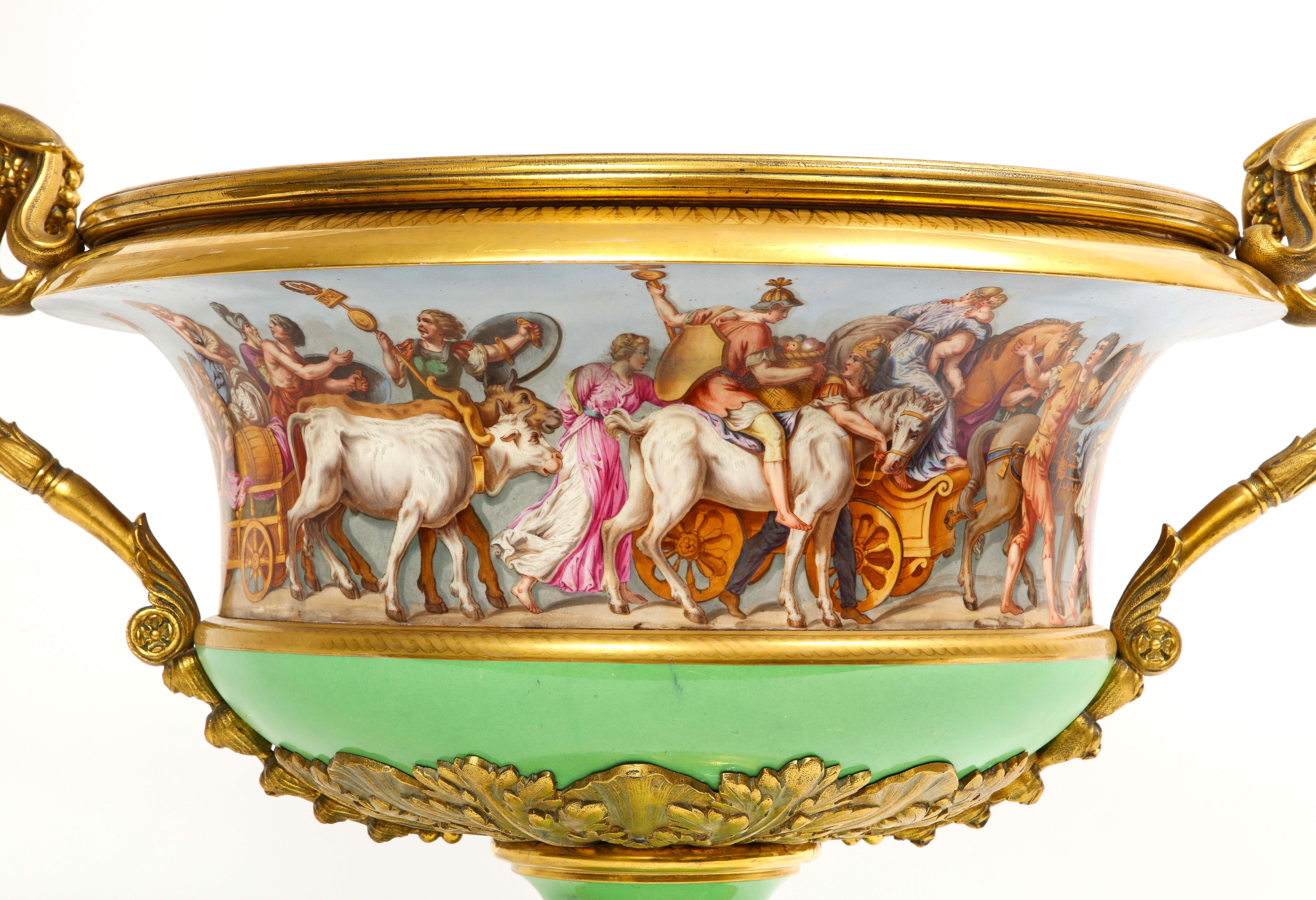 Porcelaine Centre de table Campana Form Monumental en porcelaine de Sèvres montée sur bronze doré à 2 poignées en vente
