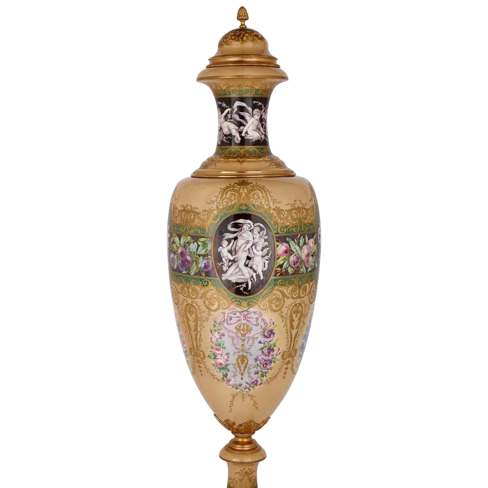 Français Vase monumental en porcelaine montée en bronze doré de style Sèvres représentant les Quatre Saisons en vente