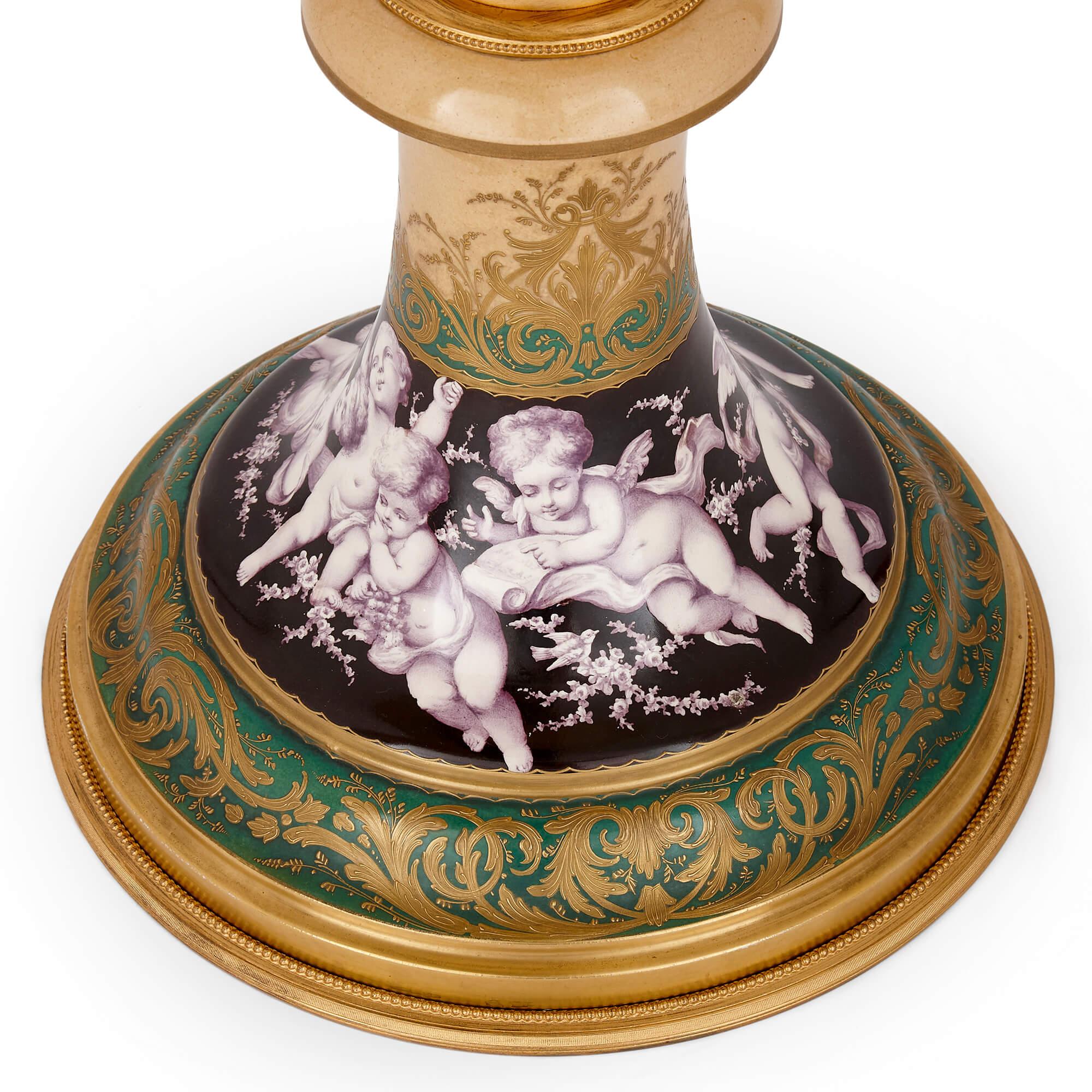 Fin du XIXe siècle Vase monumental en porcelaine montée en bronze doré de style Sèvres représentant les Quatre Saisons en vente