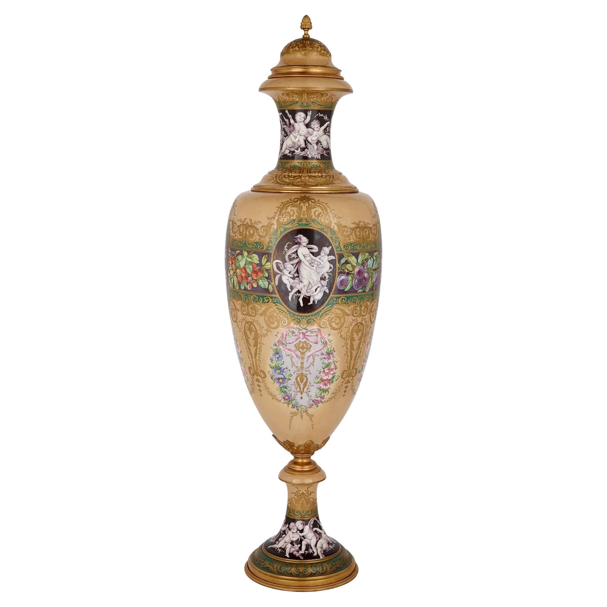 Vase monumental en porcelaine montée en bronze doré de style Sèvres représentant les Quatre Saisons en vente