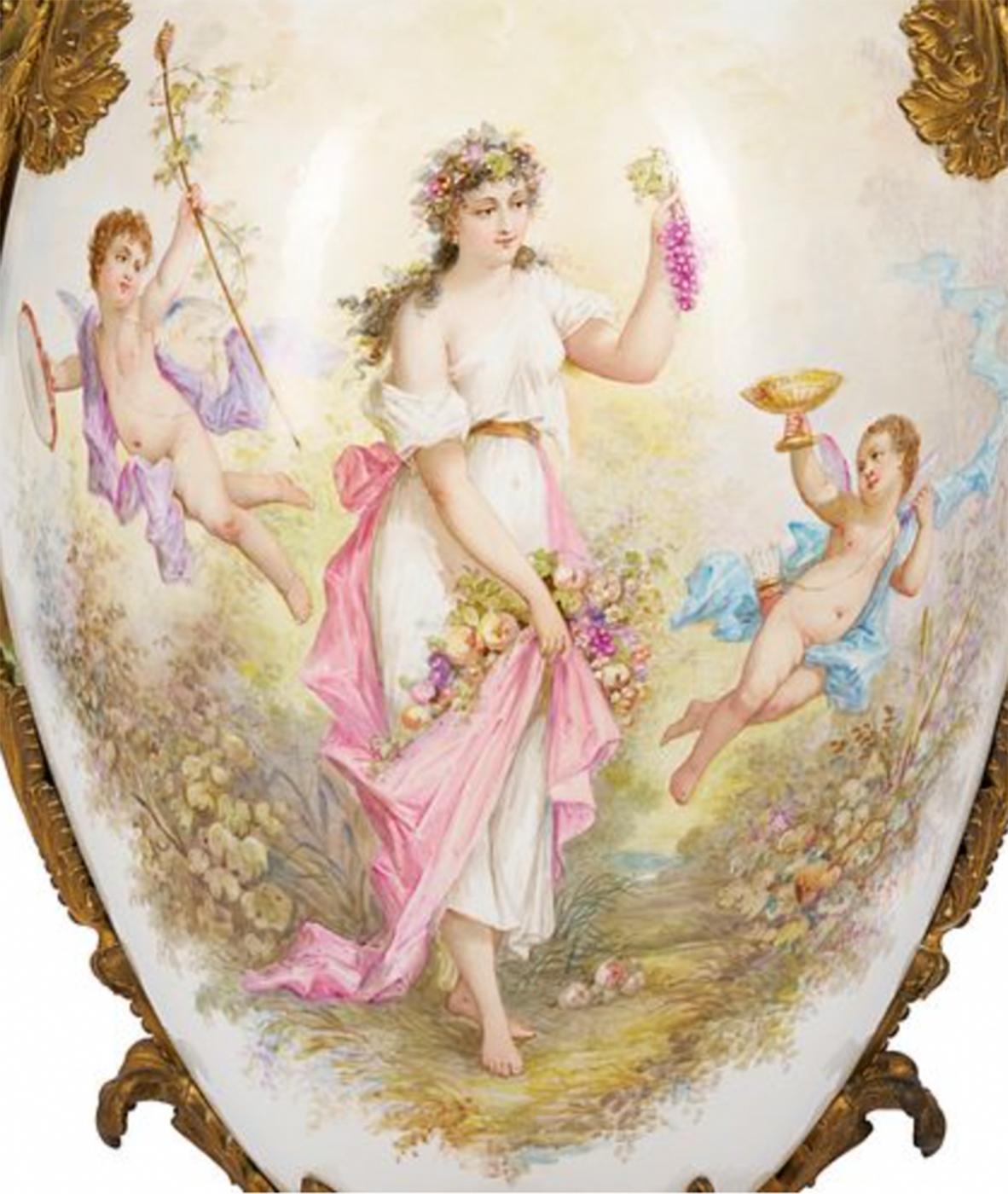 Monumental Urna de Suelo o Jarrón de Salón y Tapa estilo Sevres con monturas de bronce dorado, decoradas con doncellas, querubines, flores y frutos pintados a mano, junto con símbolos de jardinería y caza, sobre fondo blanco con adornos dorados, con