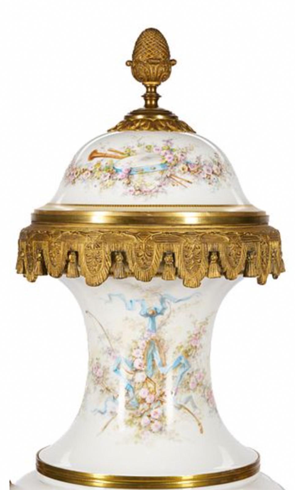 Urna Monumental Estilo Sevres en Bueno estado para la venta en New York, NY