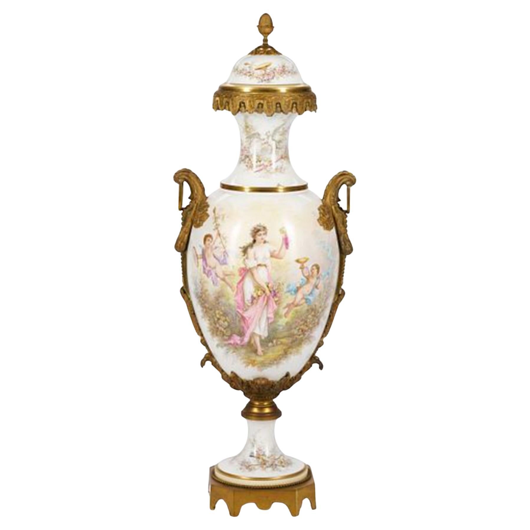 Monumentale Urne im Sevres-Stil