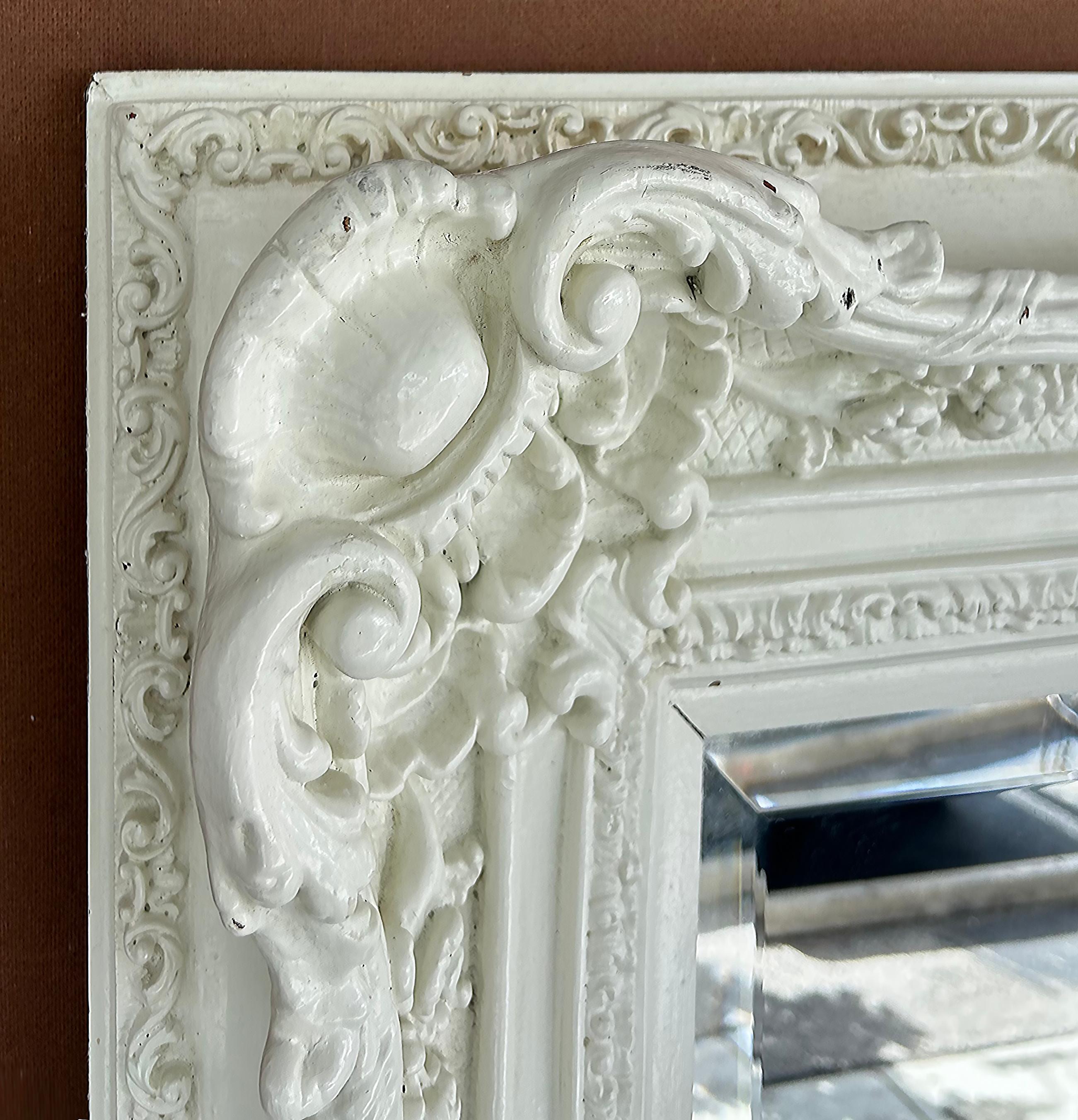 Monumentaler Shabby Chic geschnitzter, abgeschrägter, abgeschrägter Holzspiegel in Weiß lackiert

Zum Verkauf angeboten wird eine sehr große kunstvoll geschnitzte Holz abgeschrägten Spiegel, der weiß lackiert wurde. Der Spiegel hat eine breite