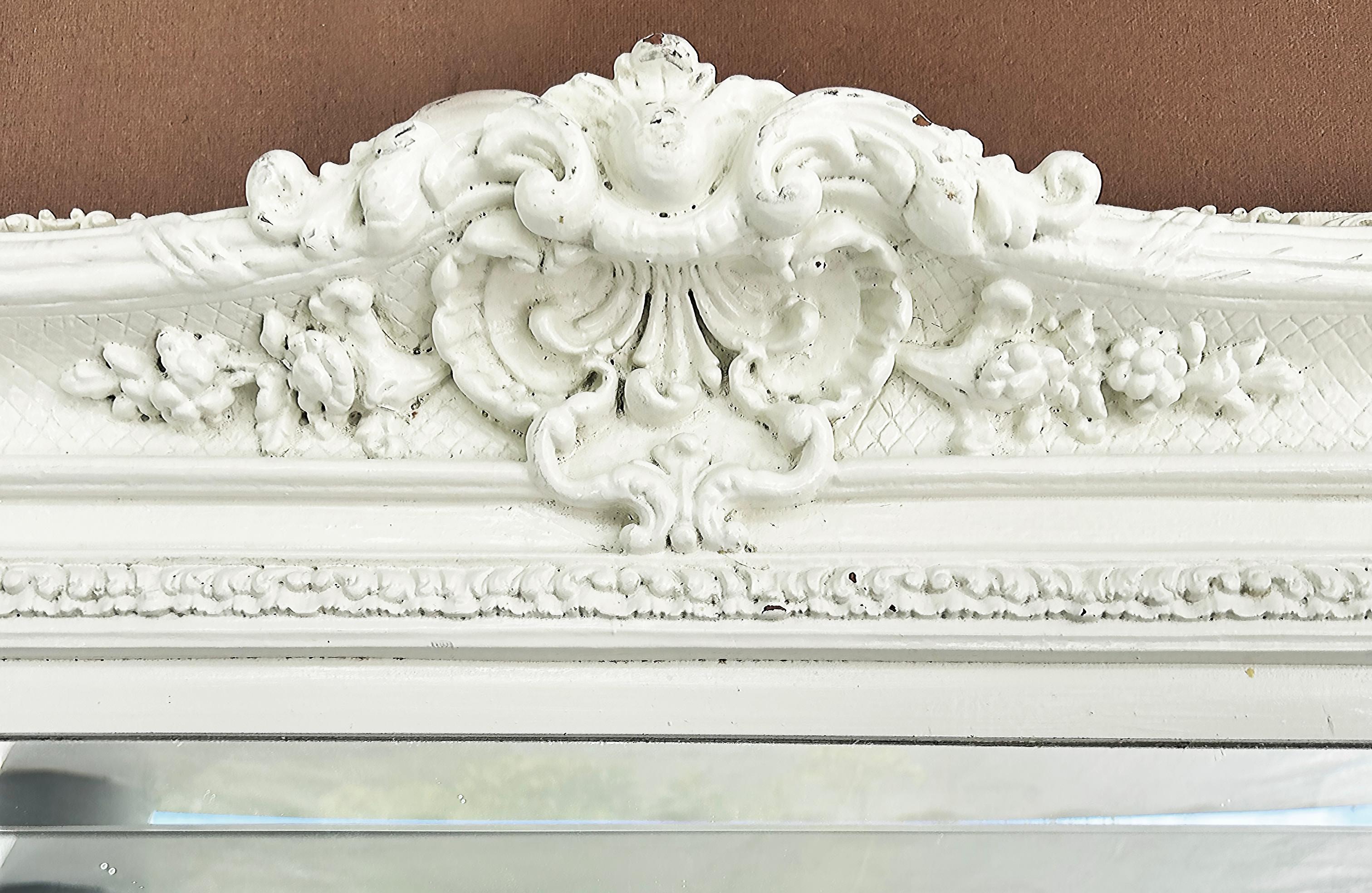 Monumentaler Shabby Chic geschnitzter, abgeschrägter, abgeschrägter Holzspiegel in Weiß lackiert (amerikanisch) im Angebot