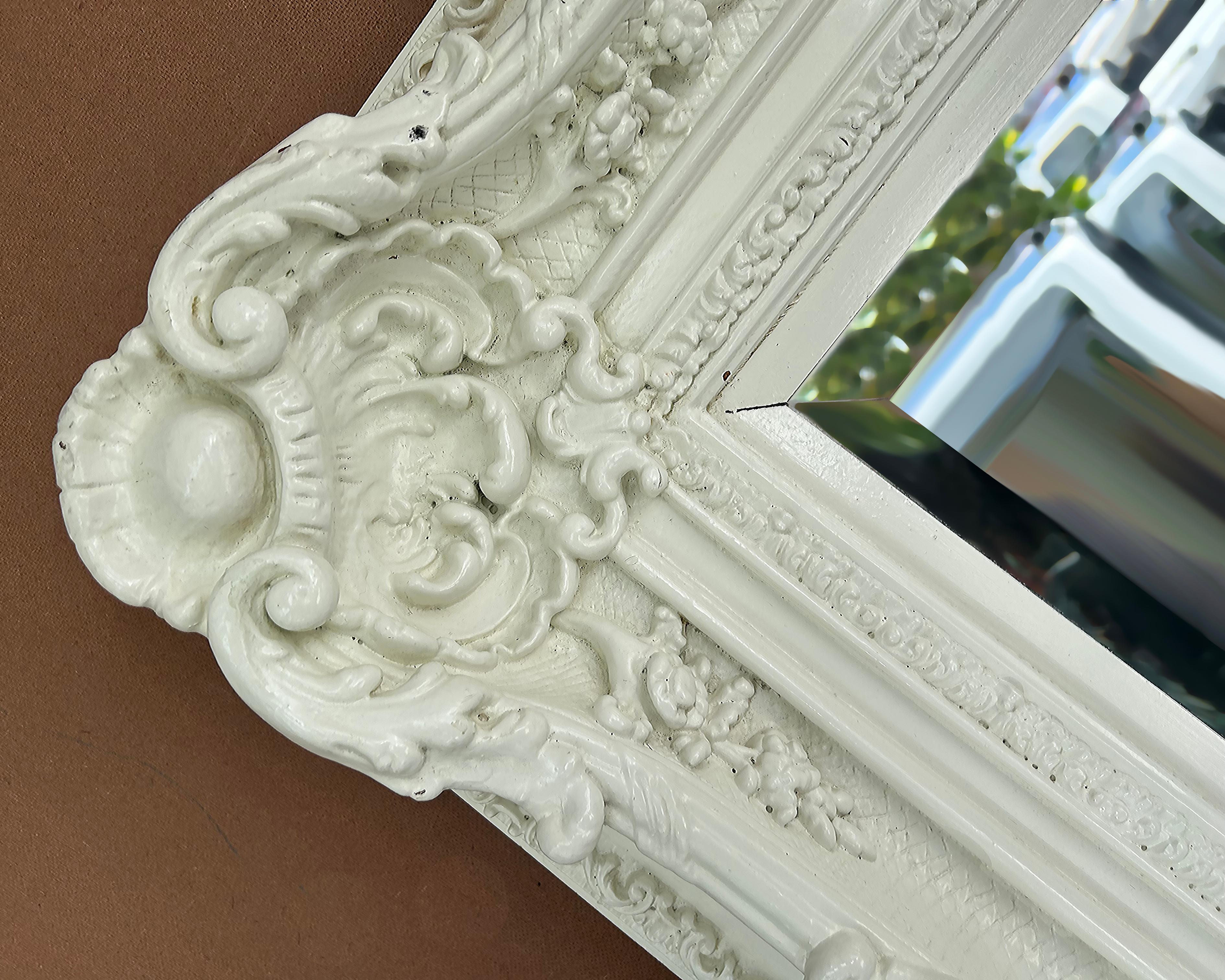 Monumental miroir biseauté en bois sculpté Shabby Chic laqué en blanc Bon état - En vente à Miami, FL