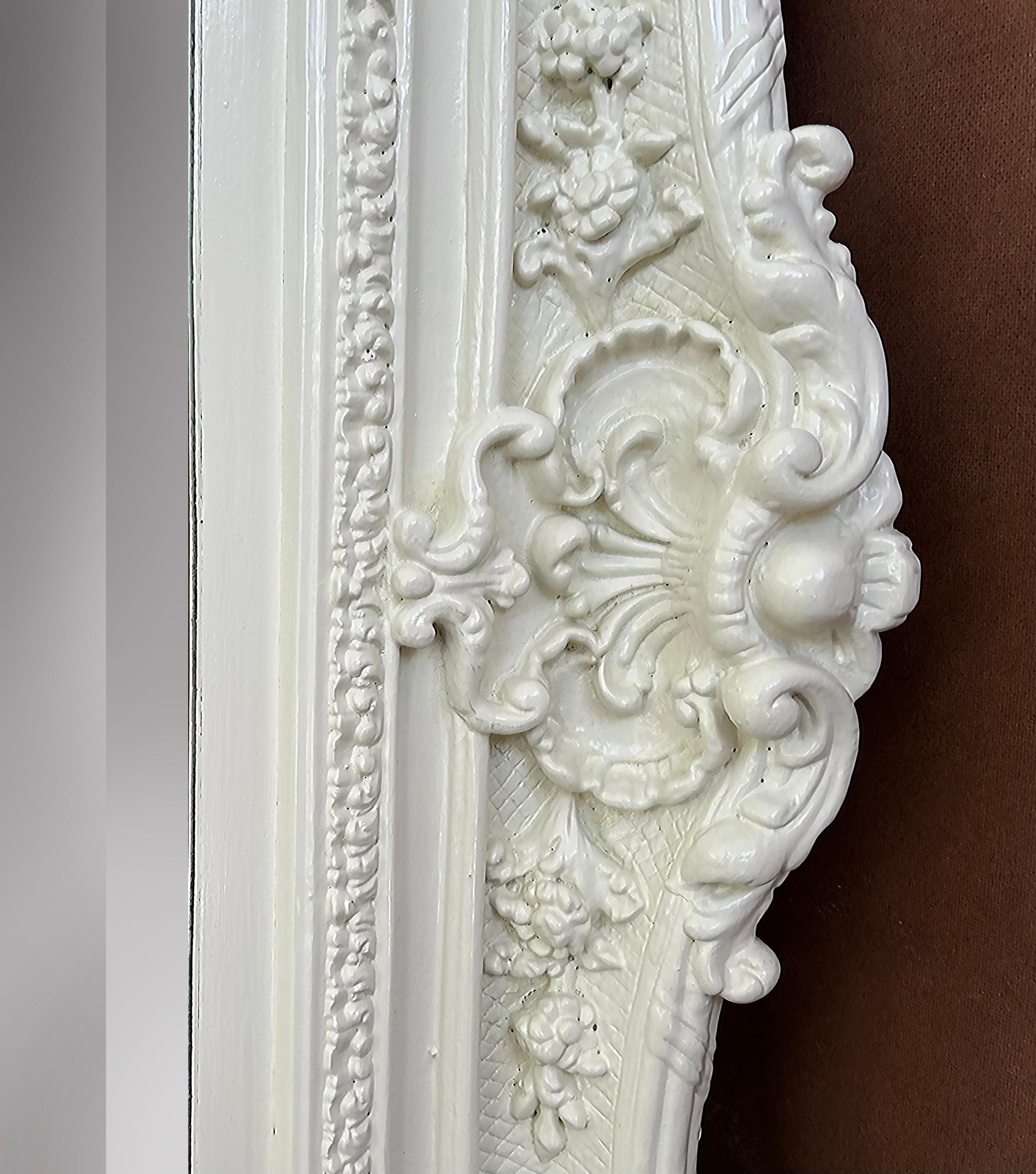 Monumentaler Shabby Chic geschnitzter, abgeschrägter, abgeschrägter Holzspiegel in Weiß lackiert im Angebot 2