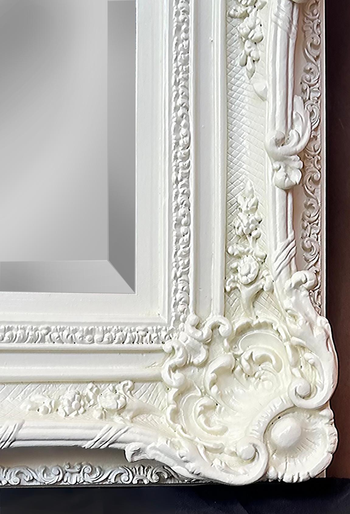 Monumentaler Shabby Chic geschnitzter, abgeschrägter, abgeschrägter Holzspiegel in Weiß lackiert im Angebot 3