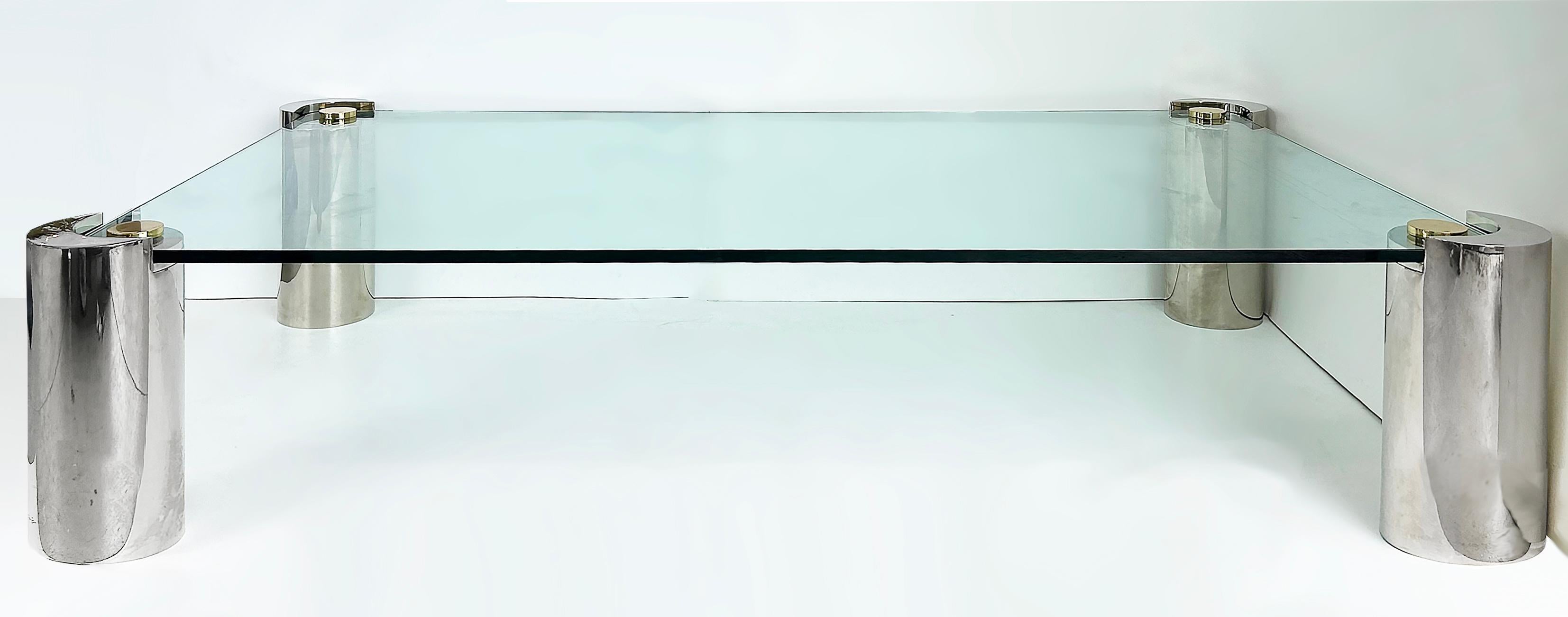 Table de cocktail monumentale signée Karl Springer des années 1980, chrome, laiton et verre

Nous proposons à la vente une table à cocktail/café monumentale signée Karl Springer.  Cette grande table impressionnante est composée de pieds tubulaires