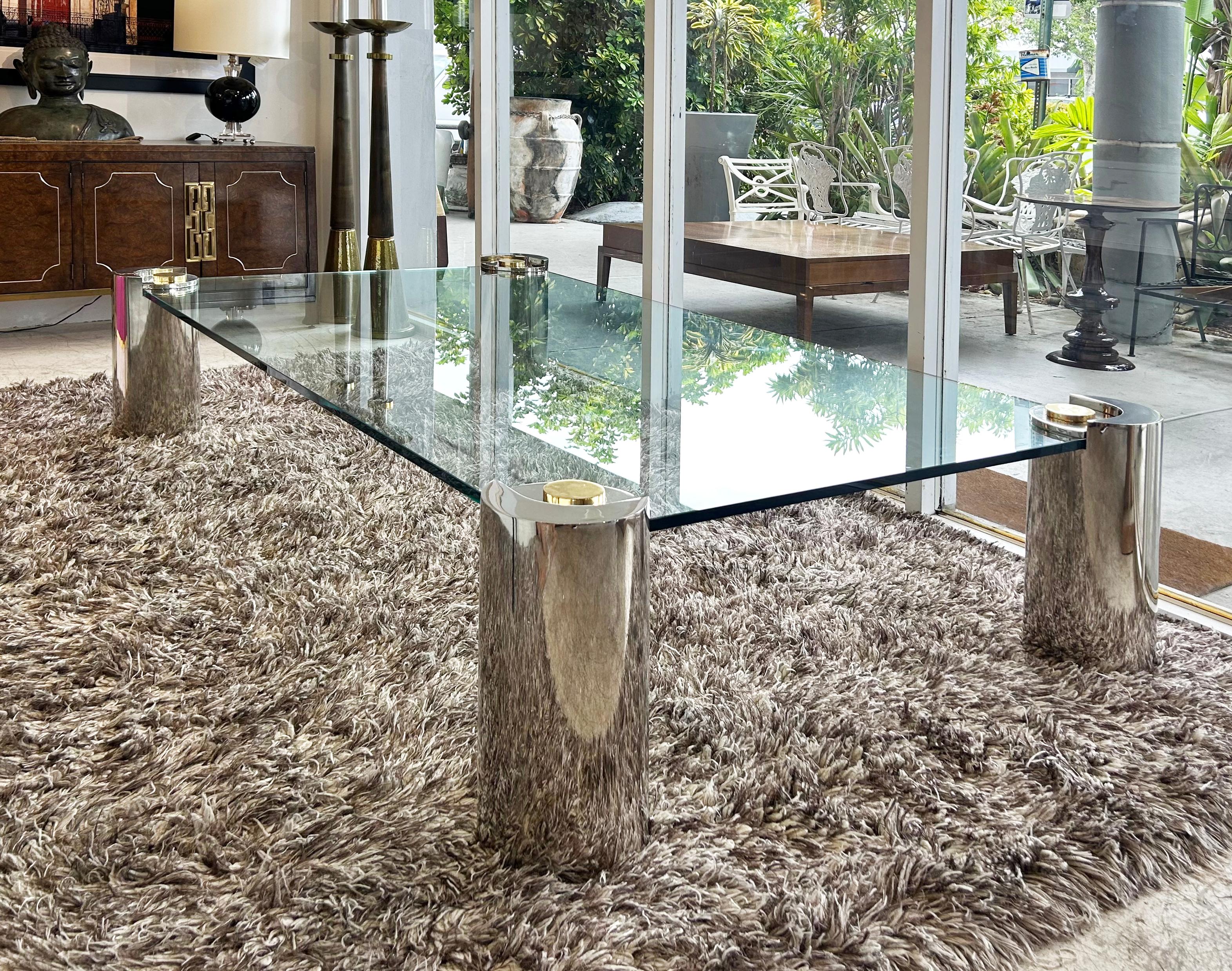 Moderne Table de cocktail monumentale signée Karl Springer des années 1980, chrome, laiton et verre en vente