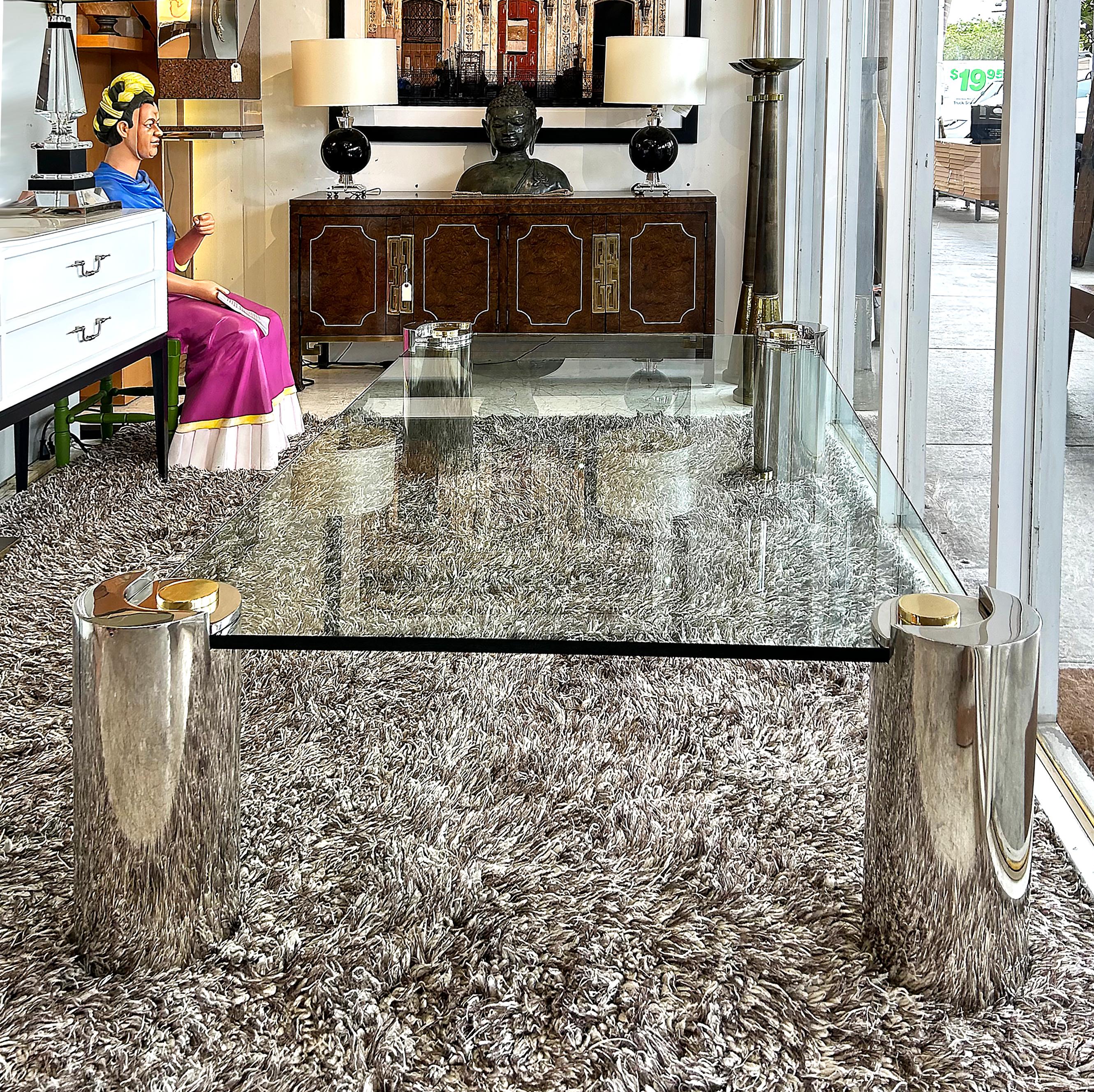 Biseauté Table de cocktail monumentale signée Karl Springer des années 1980, chrome, laiton et verre en vente