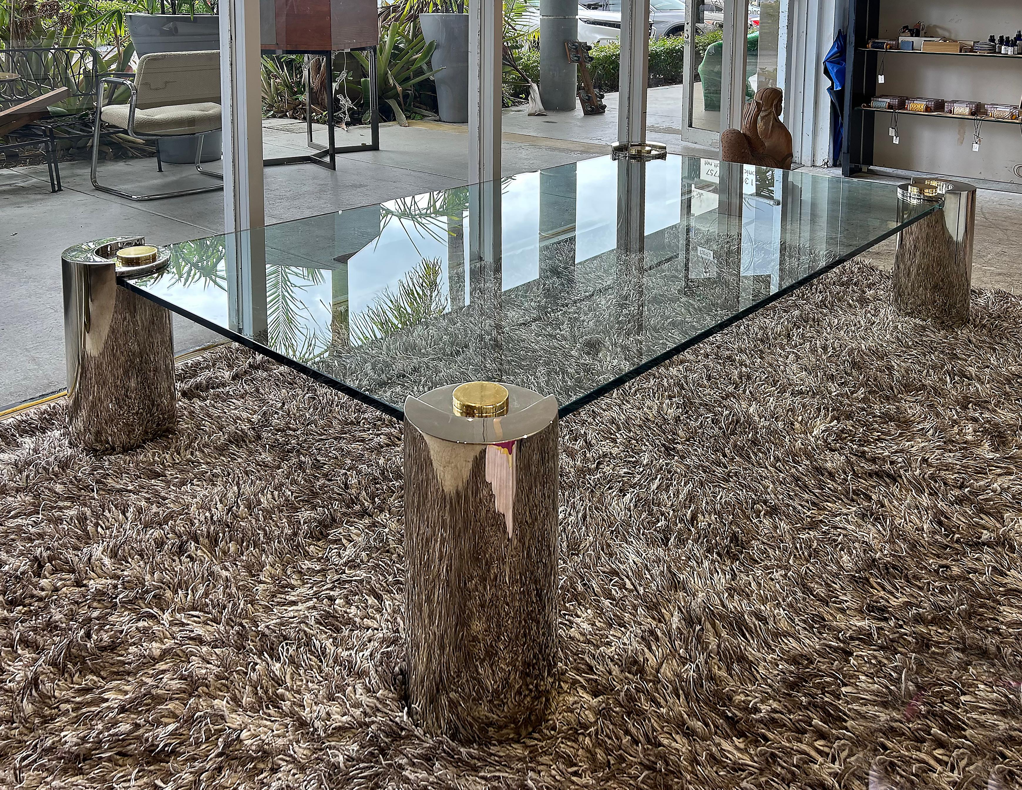20ième siècle Table de cocktail monumentale signée Karl Springer des années 1980, chrome, laiton et verre en vente