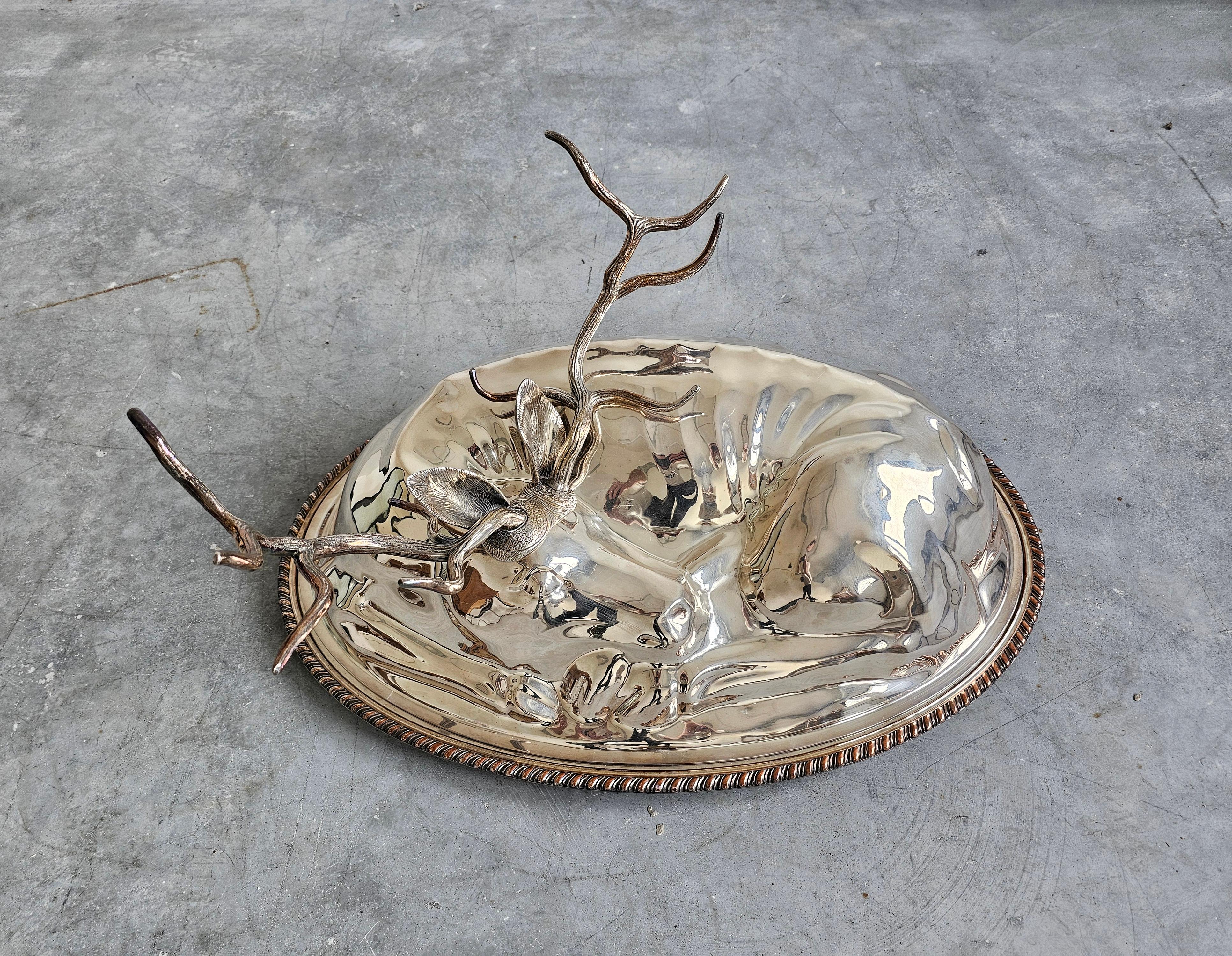 Vous trouverez dans cette annonce un spectaculaire plat de service en métal argenté de style moderne du milieu du siècle, fabriqué en édition limitée par Teghini Firenze. 

La Fonderia D'Arte Teghini, Firenze, a produit à Florence, en Italie, dans