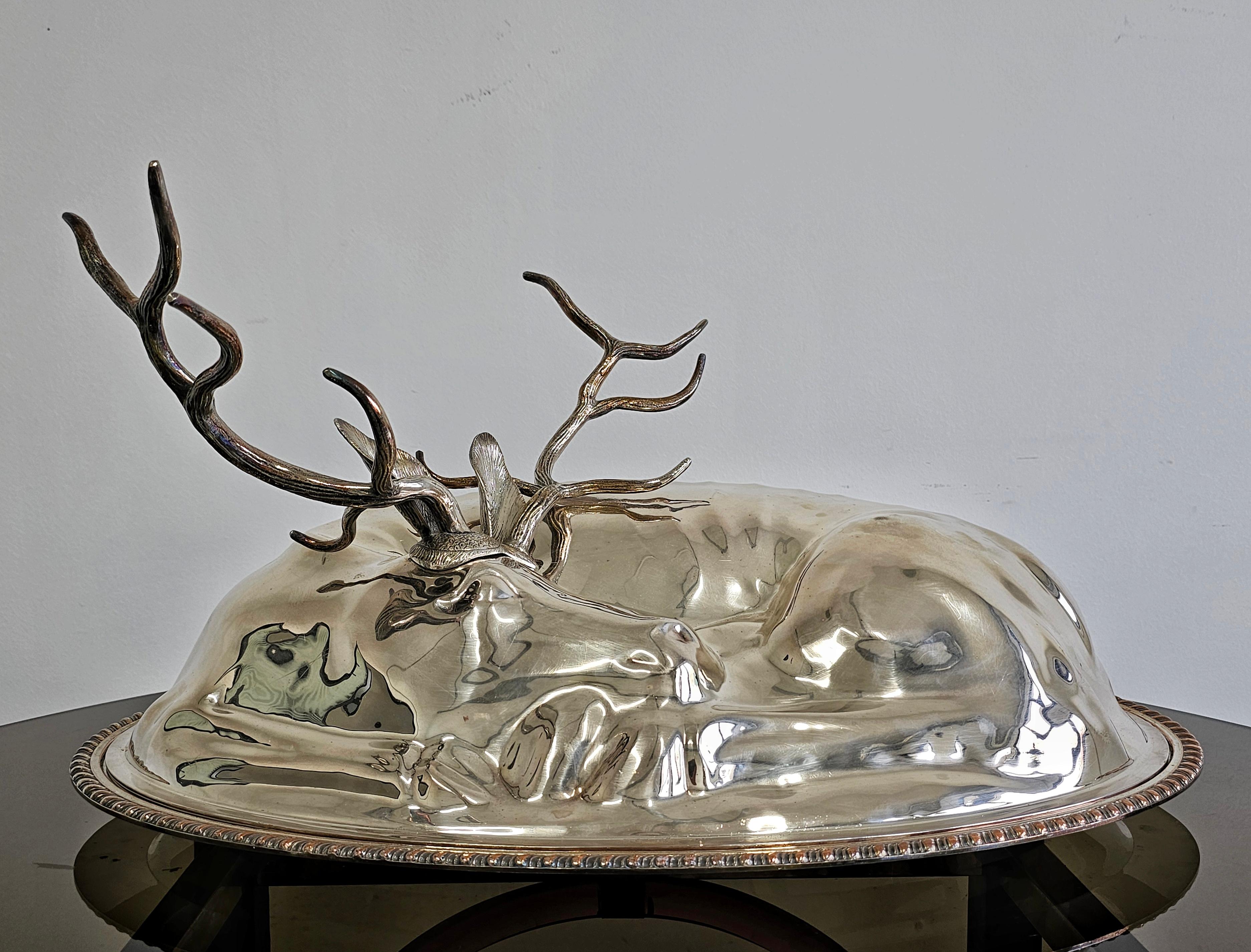 italien Monumental plateau de service couvert d'argent représentant un cerf au repos par Teghini Firenze en vente