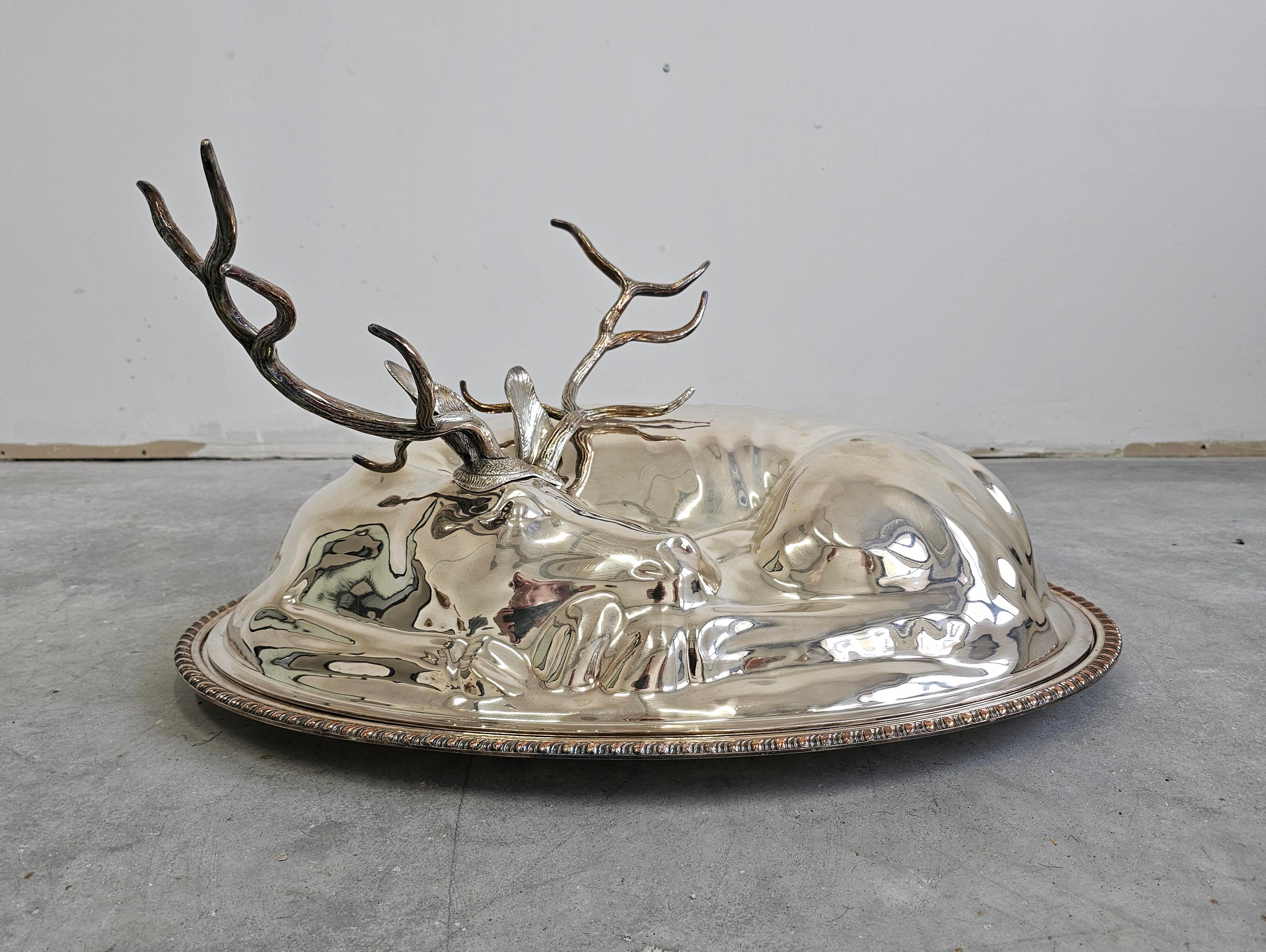 Plaqué argent Monumental plateau de service couvert d'argent représentant un cerf au repos par Teghini Firenze en vente