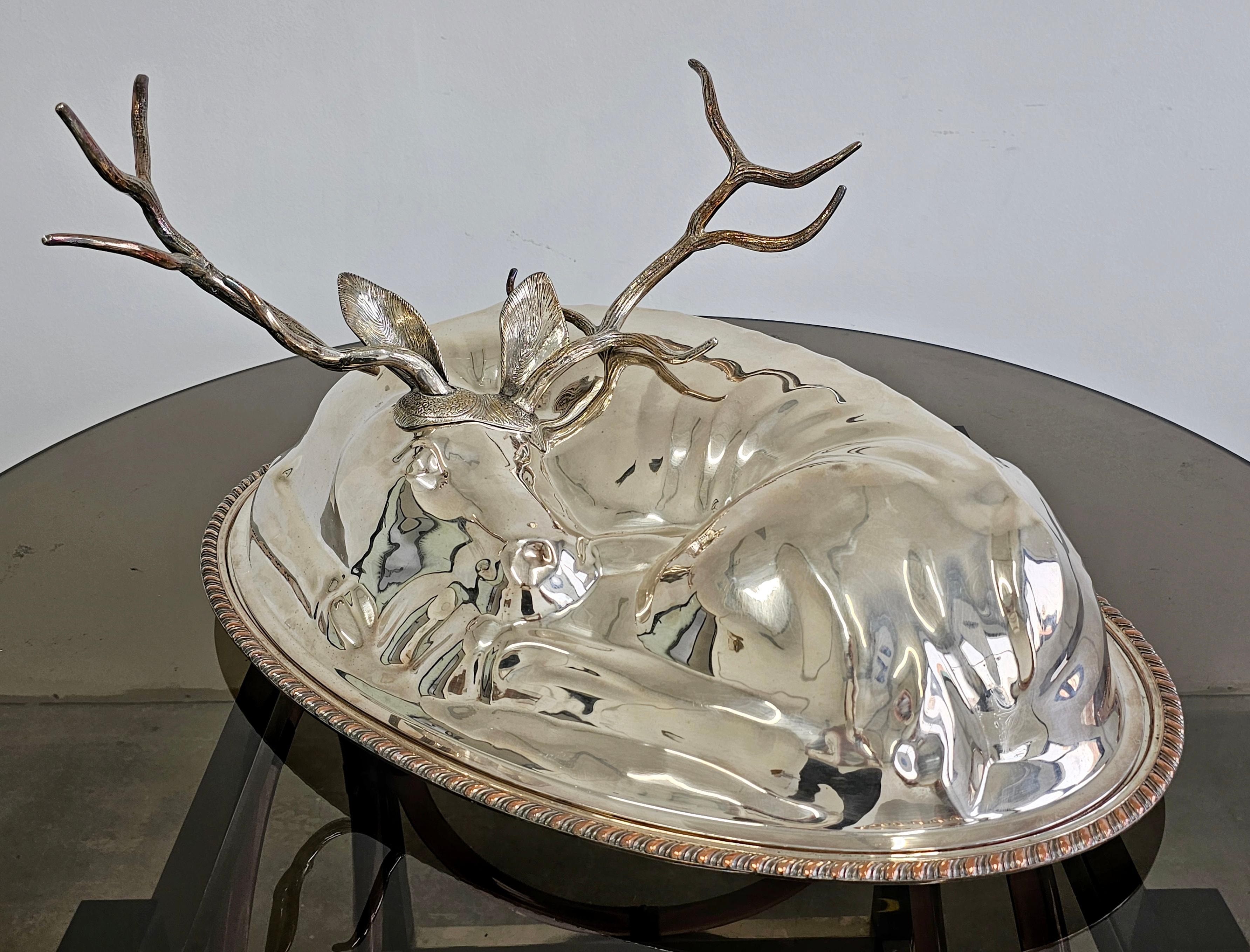 Monumental plateau de service couvert d'argent représentant un cerf au repos par Teghini Firenze en vente 1